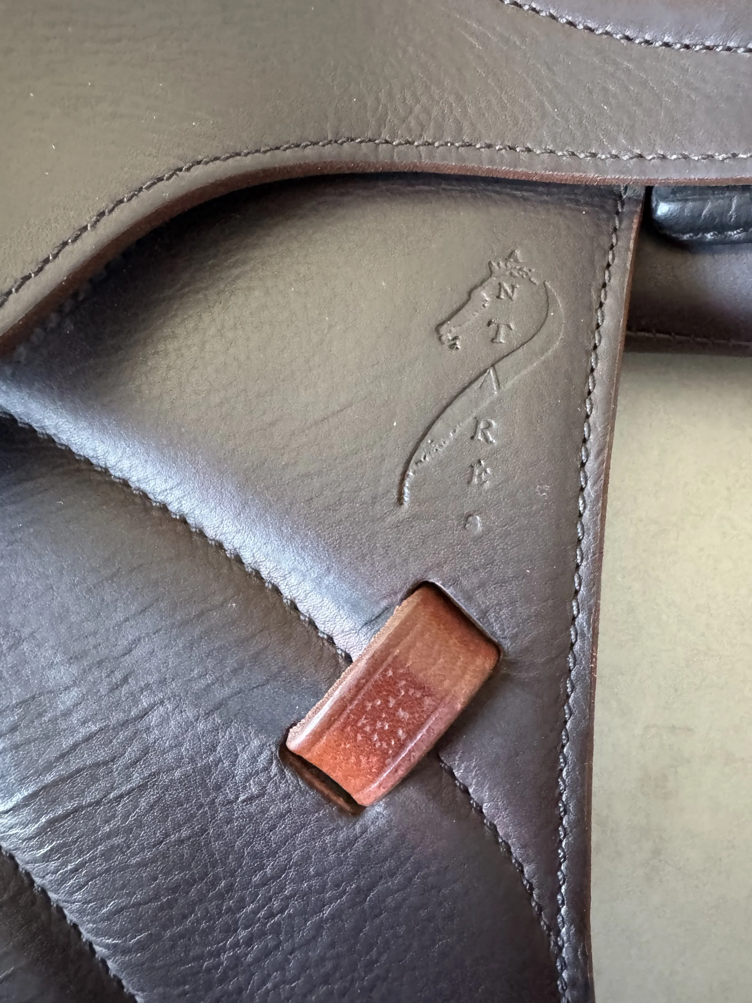 18" Antares Contact Monoflap Saddle - 2022 - 3AB - Full Buffalo - Leather Detail 1