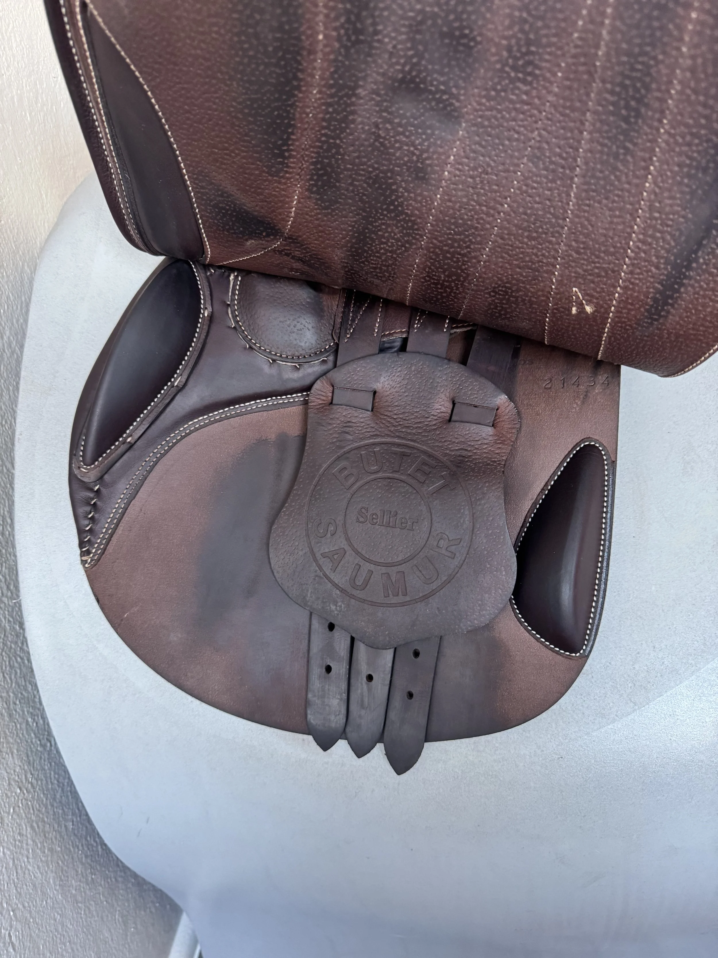 17.5" Butet Premium Saddle - 2022 - Cachou - Integrated Panels - Left Underflap