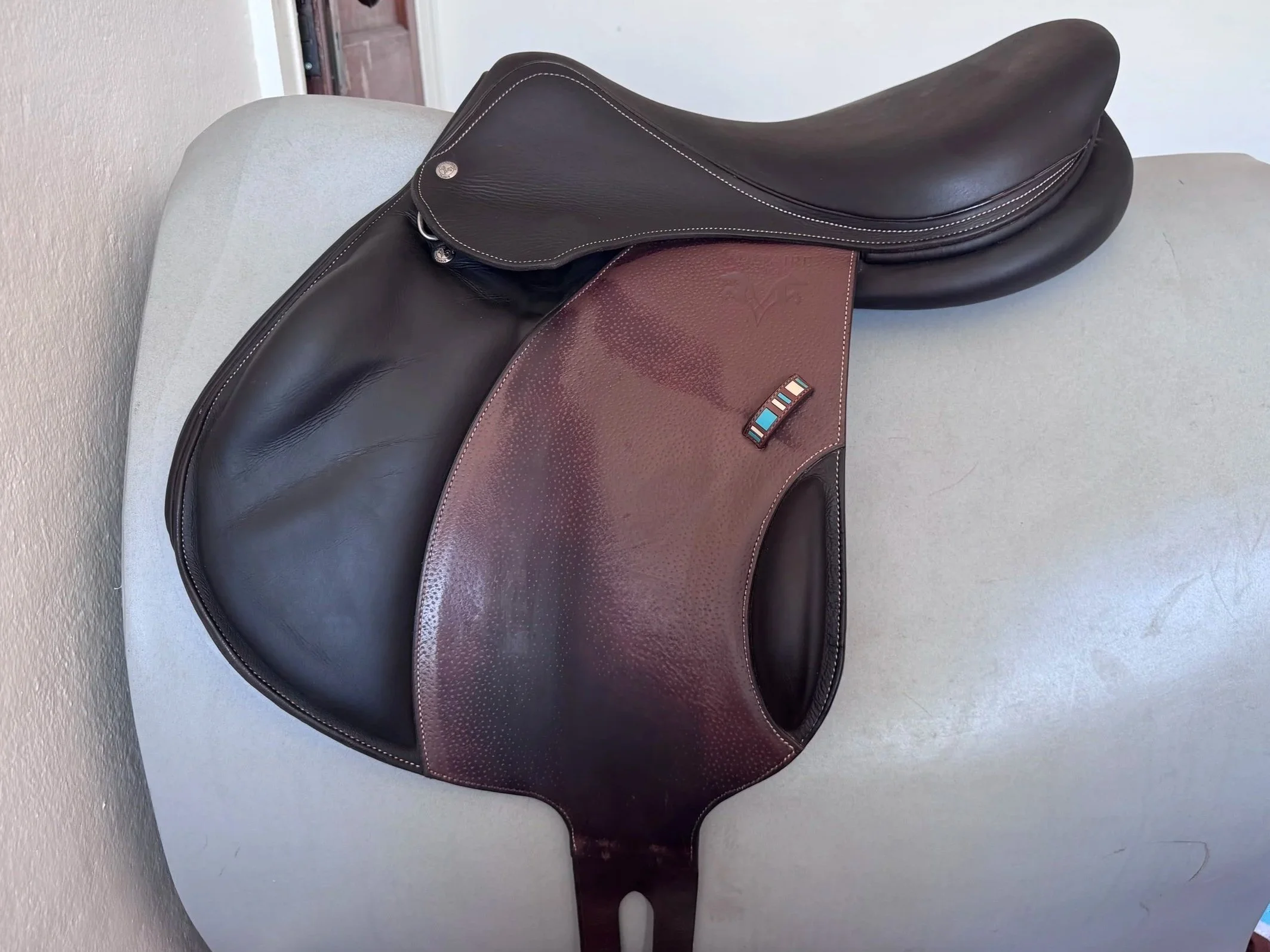 17.5" Voltaire Lexington PRO Monoflap Saddle - 2022 - 2AA - Grained Buffalo - Left View 2