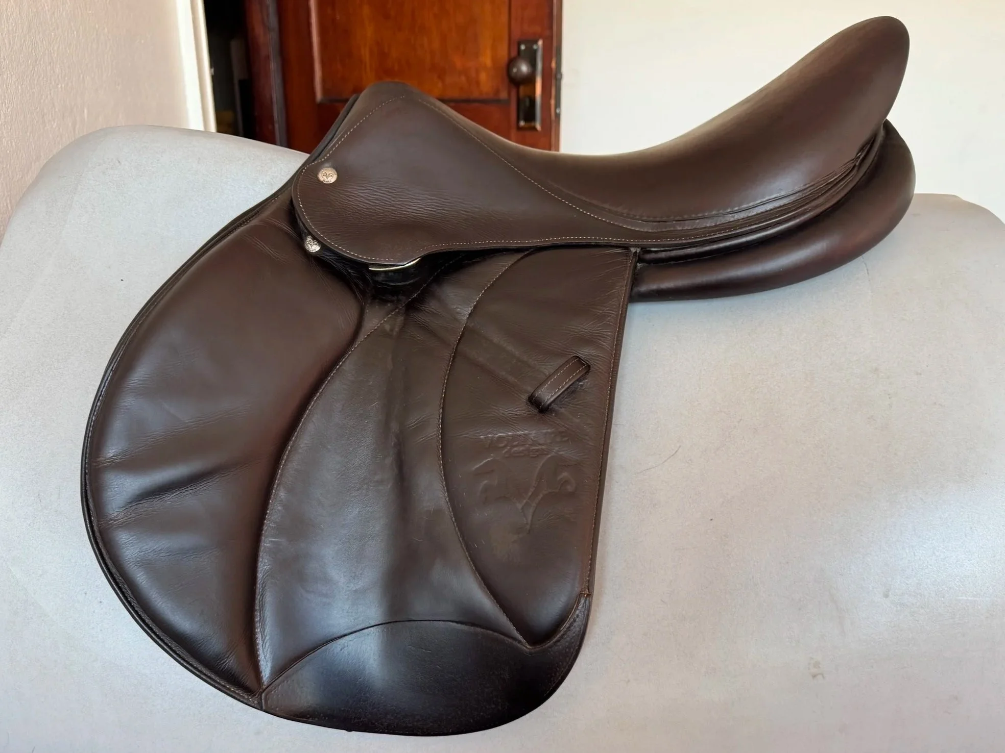 18" Voltaire Stuttgart PRO Saddle - 2018 - 3A - Full Buffalo - Left View 2