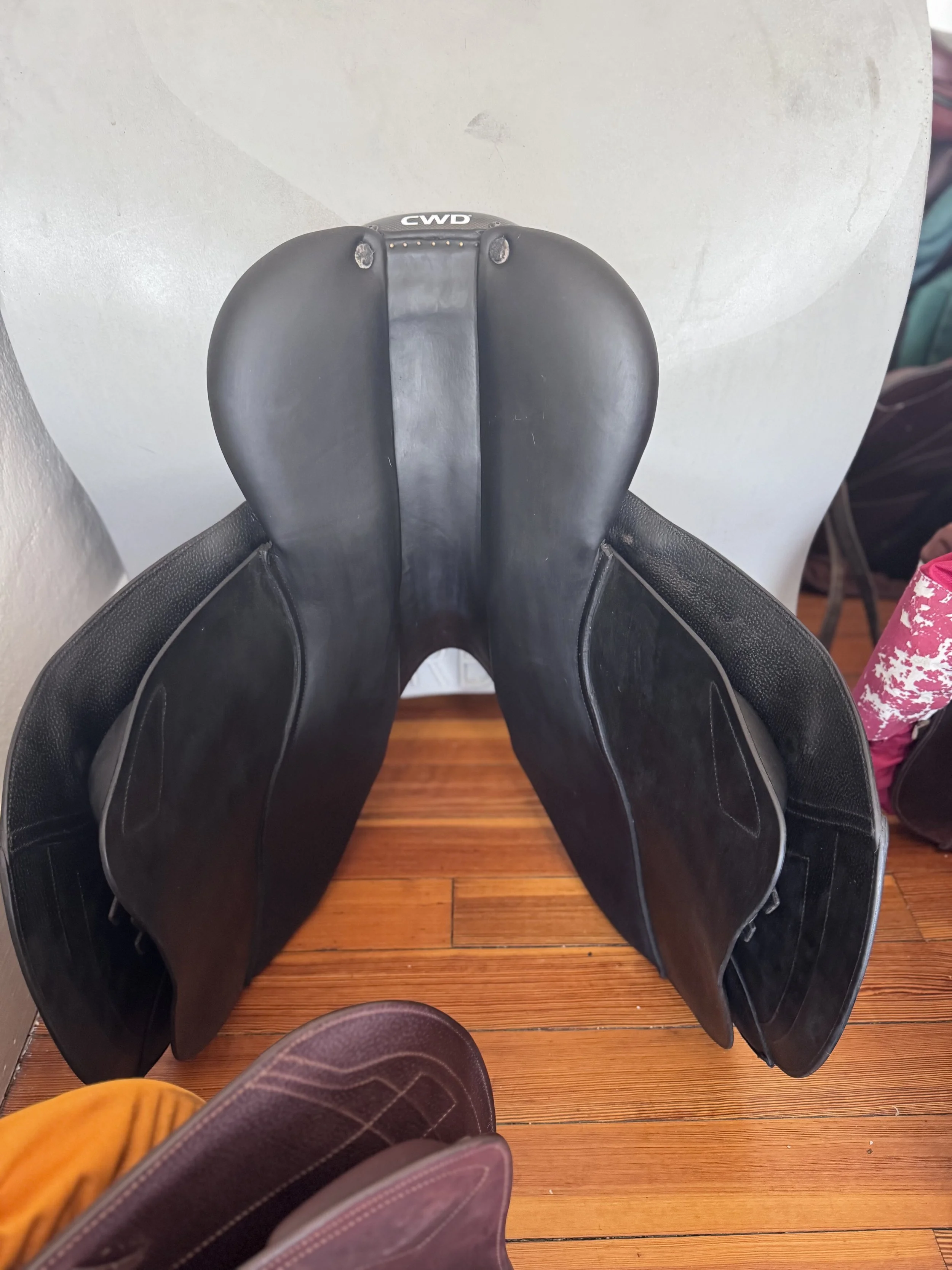 18" CWD 2Gs Saddle - BLACK - 4C Long / Forward Flaps - Full Buffalo - Tree 1