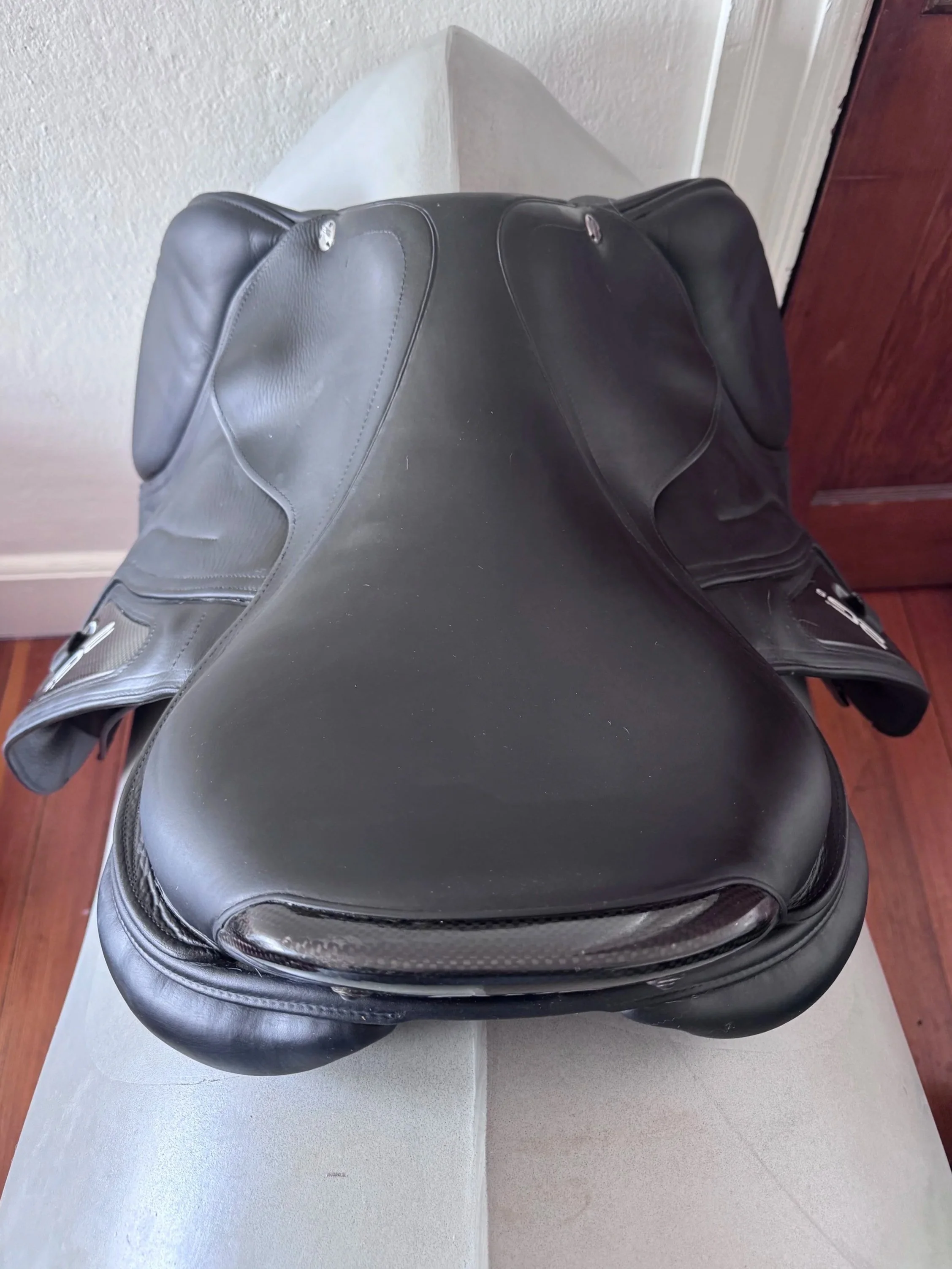 18" CWD 2Gs Saddle - BLACK - 4C Long / Forward Flaps - Full Buffalo - Seat