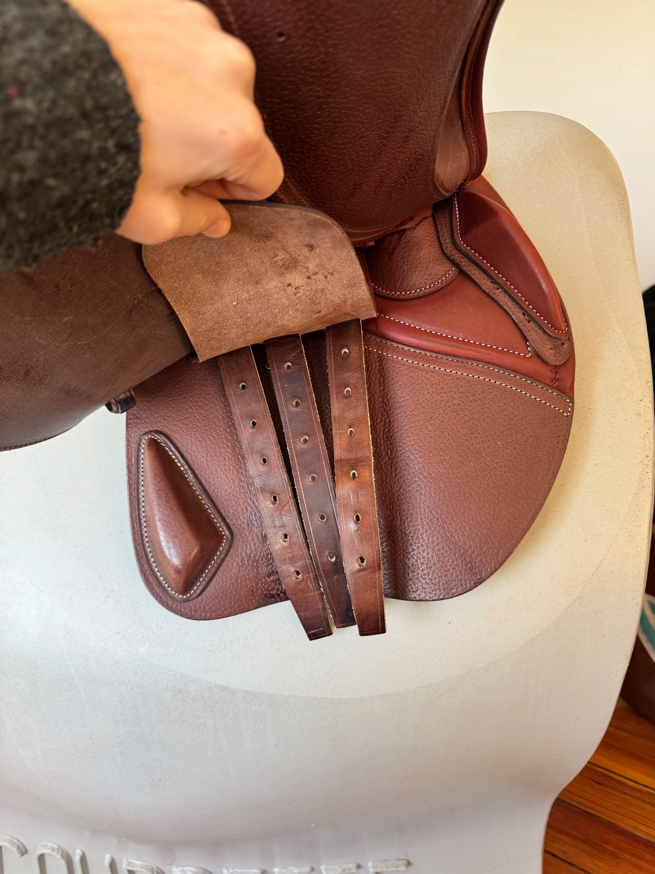 17" CWD SE03 PRO Saddle - 2024 - 1L - Grain / Buffalo - NEW - Right Underflap