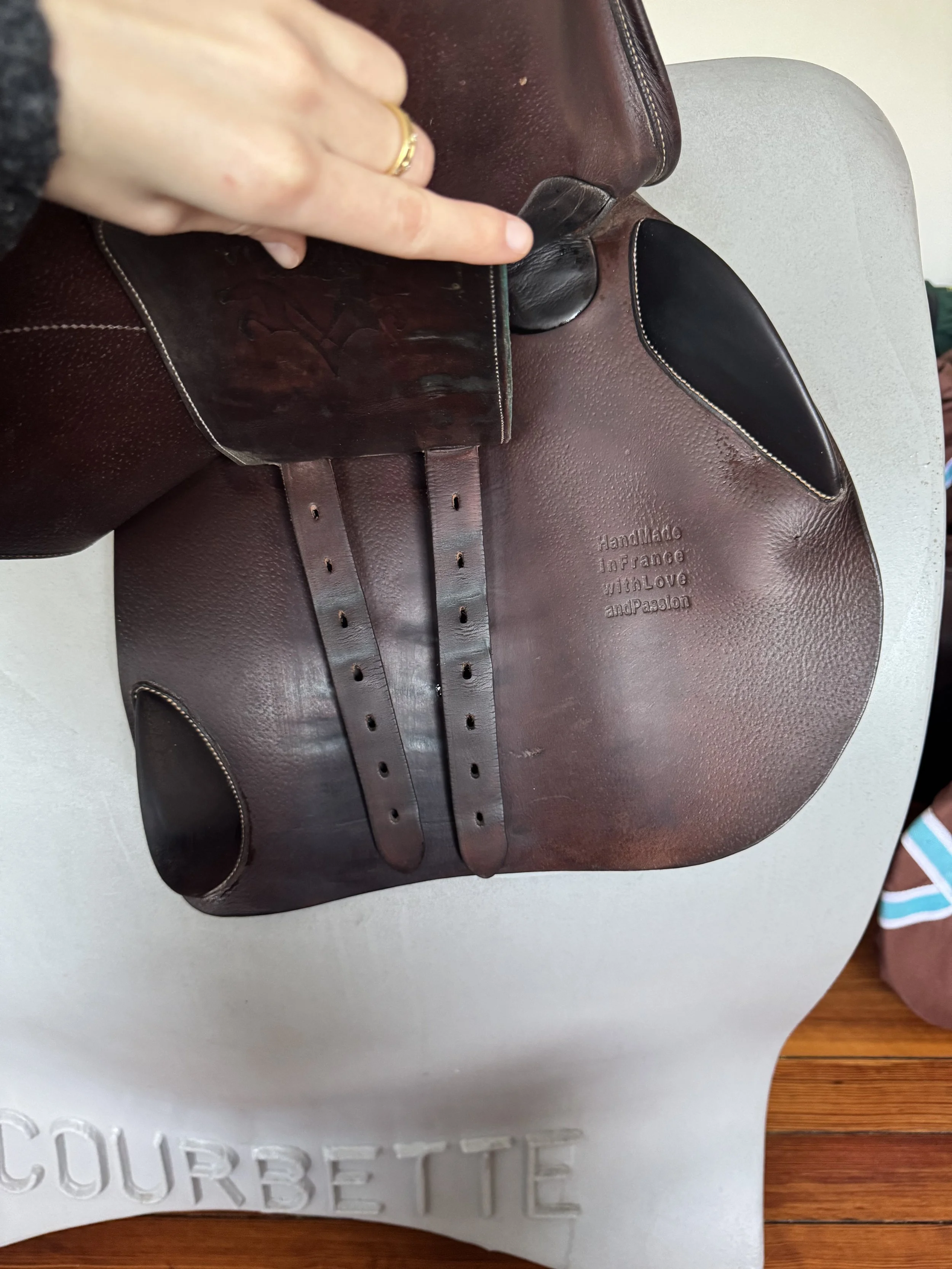 18.5" Voltaire Stuttgart PRO Saddle - 2017 - 4AAR - Full Buffalo - Right Billets