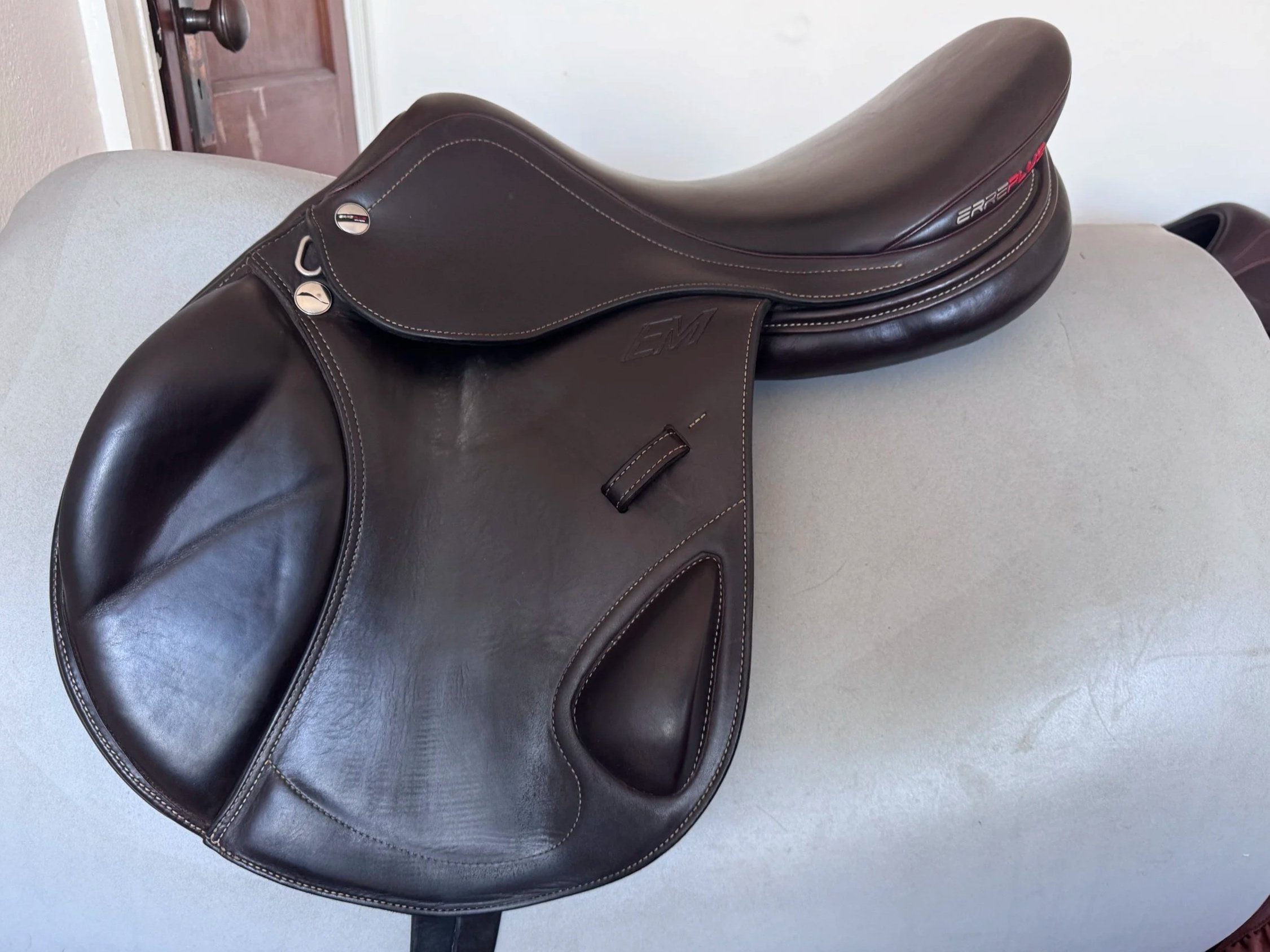18" Erreplus EM Monoflap Saddle - 2021 - WOOL FLOCKED & Fully Adjustable - Left View 1