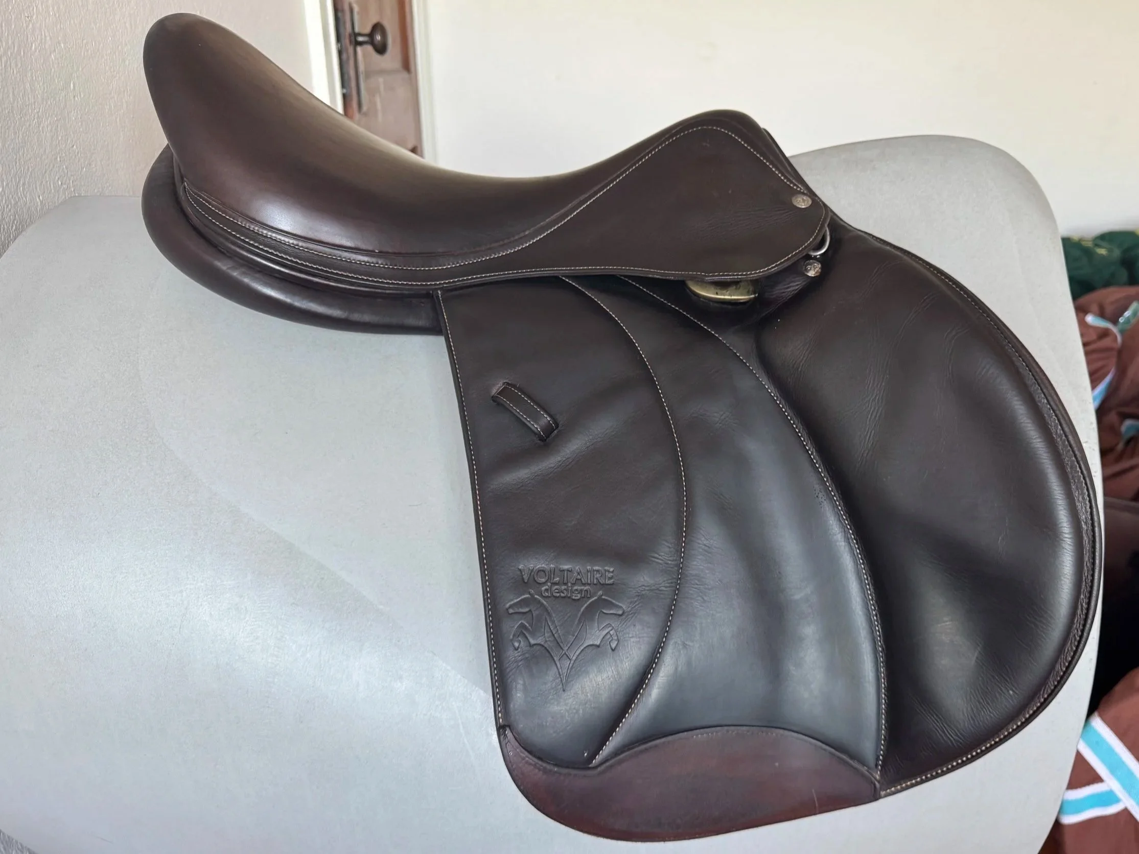 18.5" Voltaire Stuttgart PRO Saddle - 2017 - 4AAR - Full Buffalo - Right View 3