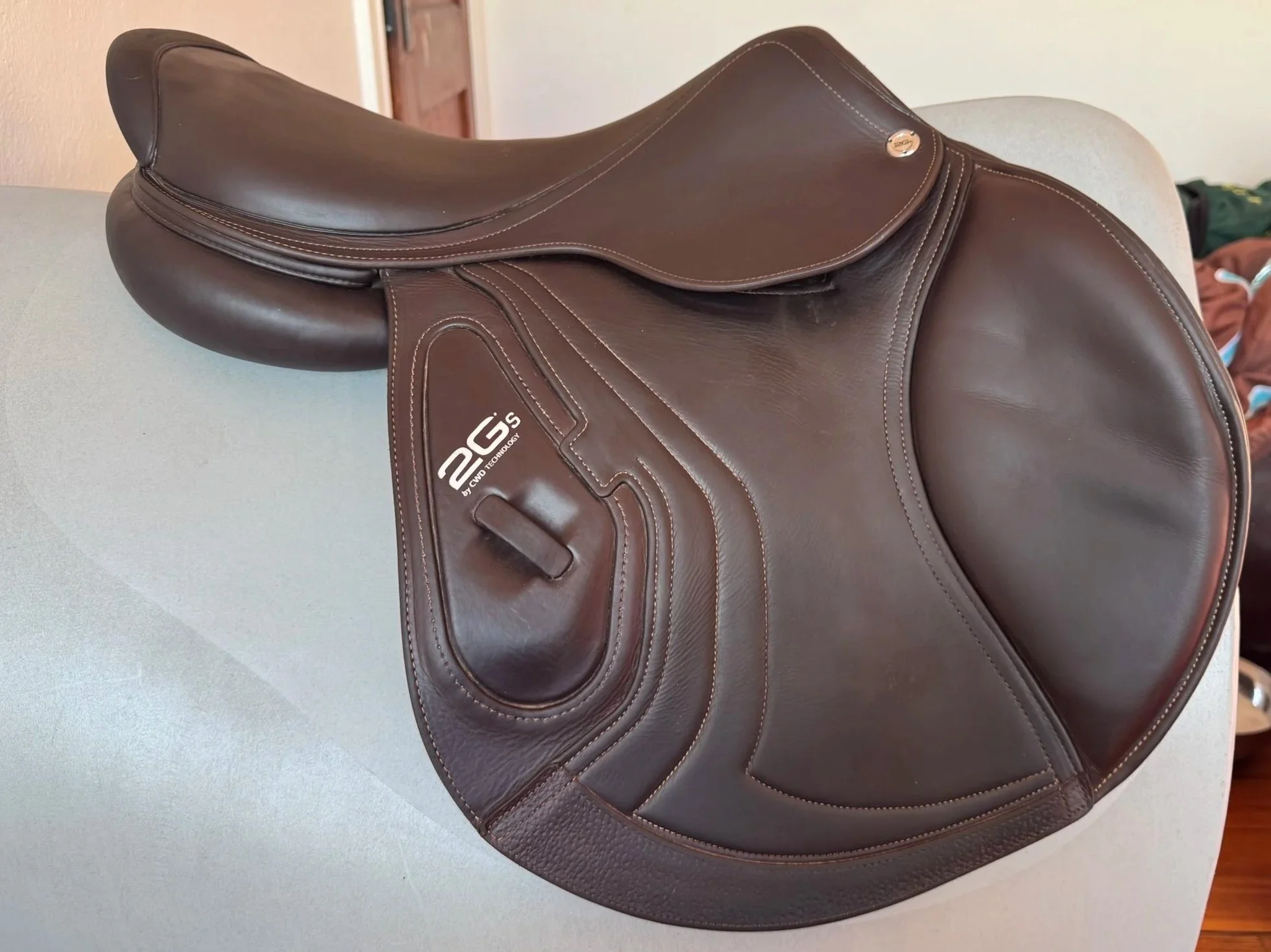 18" CWD SE25 2Gs PRO Saddle - 2022 - 2C - Full Buffalo - Right View 2