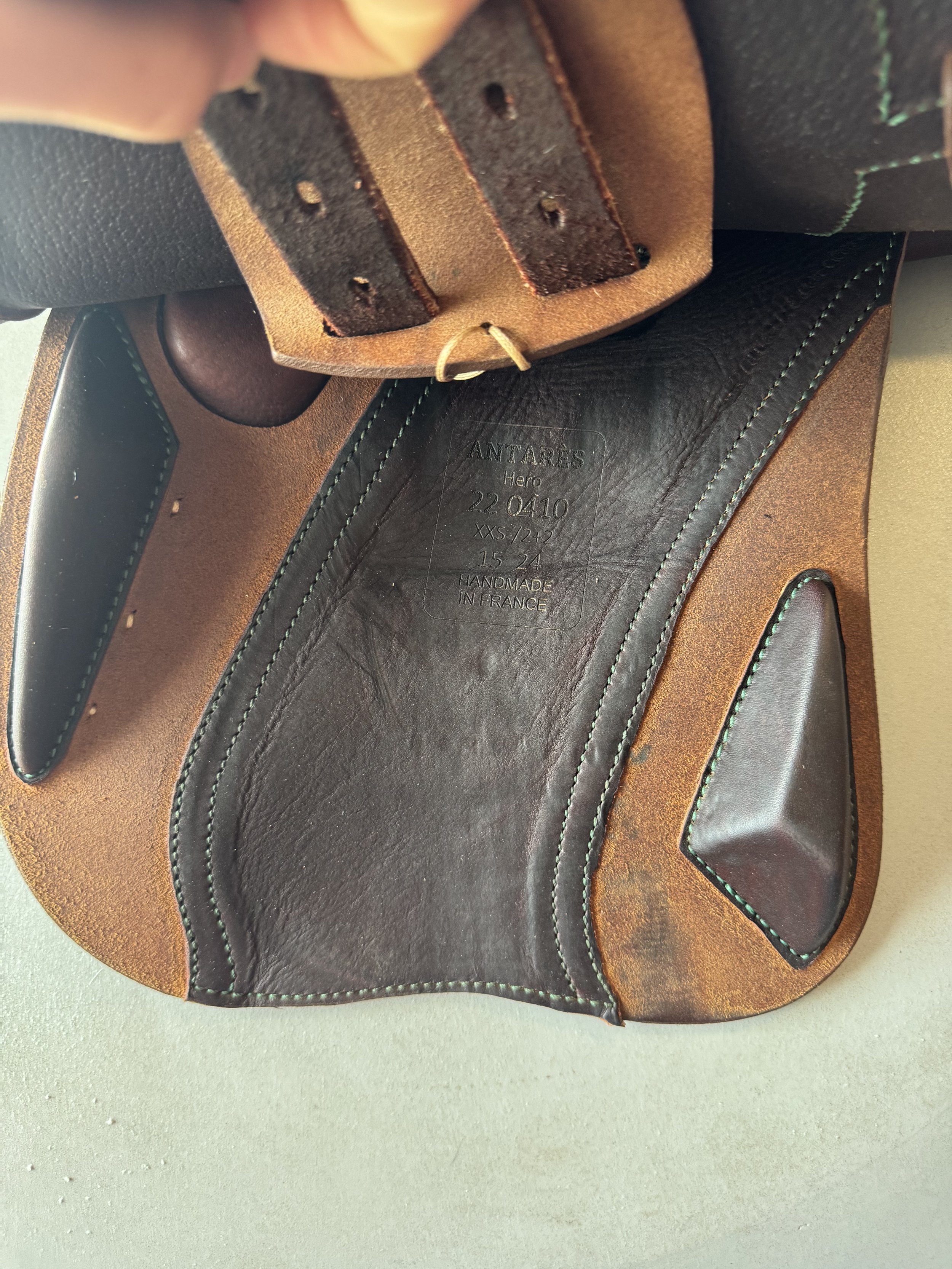 15" Antares Hero Saddle - Underflap Third View