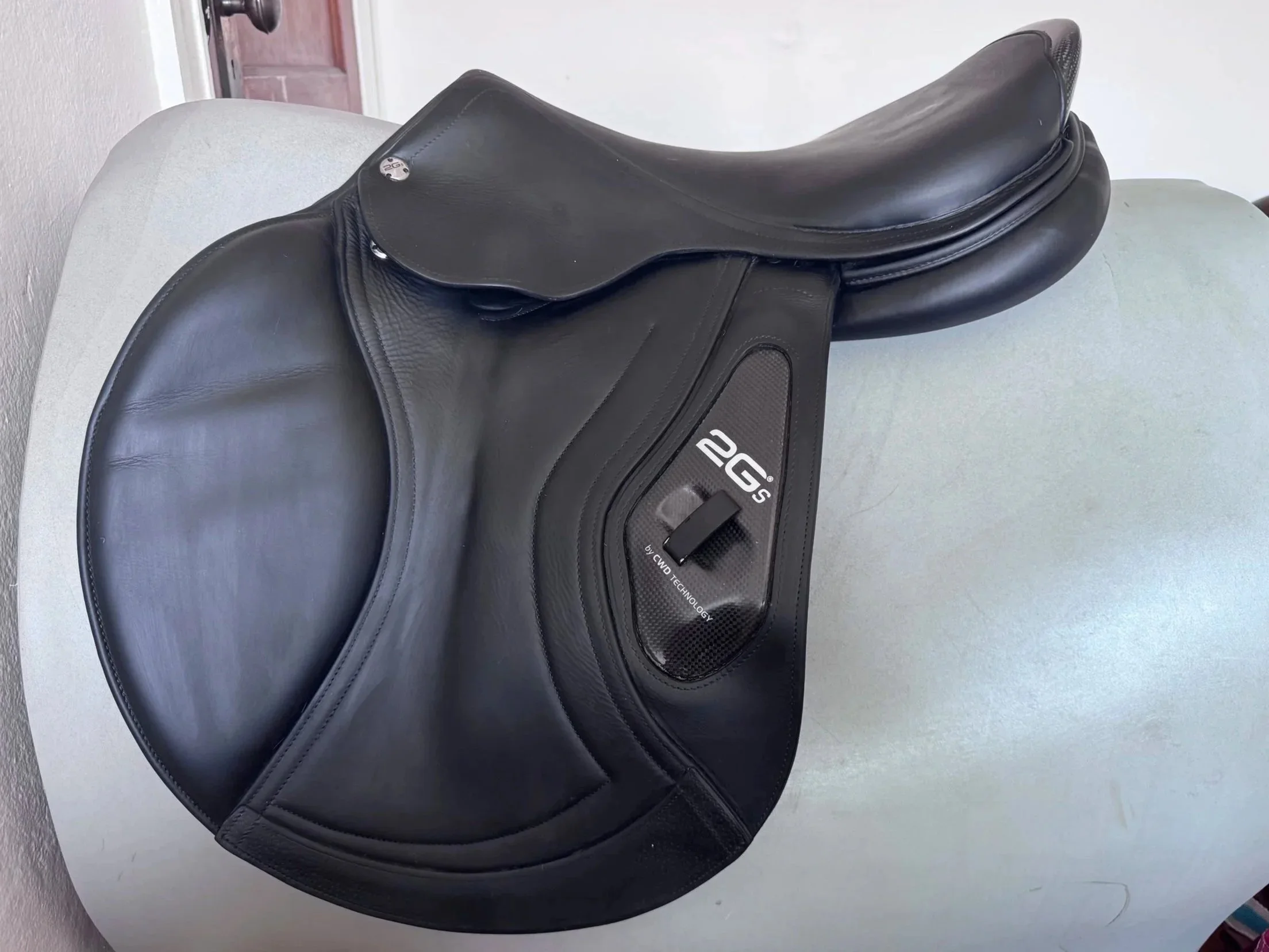 18" CWD 2Gs Saddle - BLACK - 4C Long / Forward Flaps - Full Buffalo - Left View 3