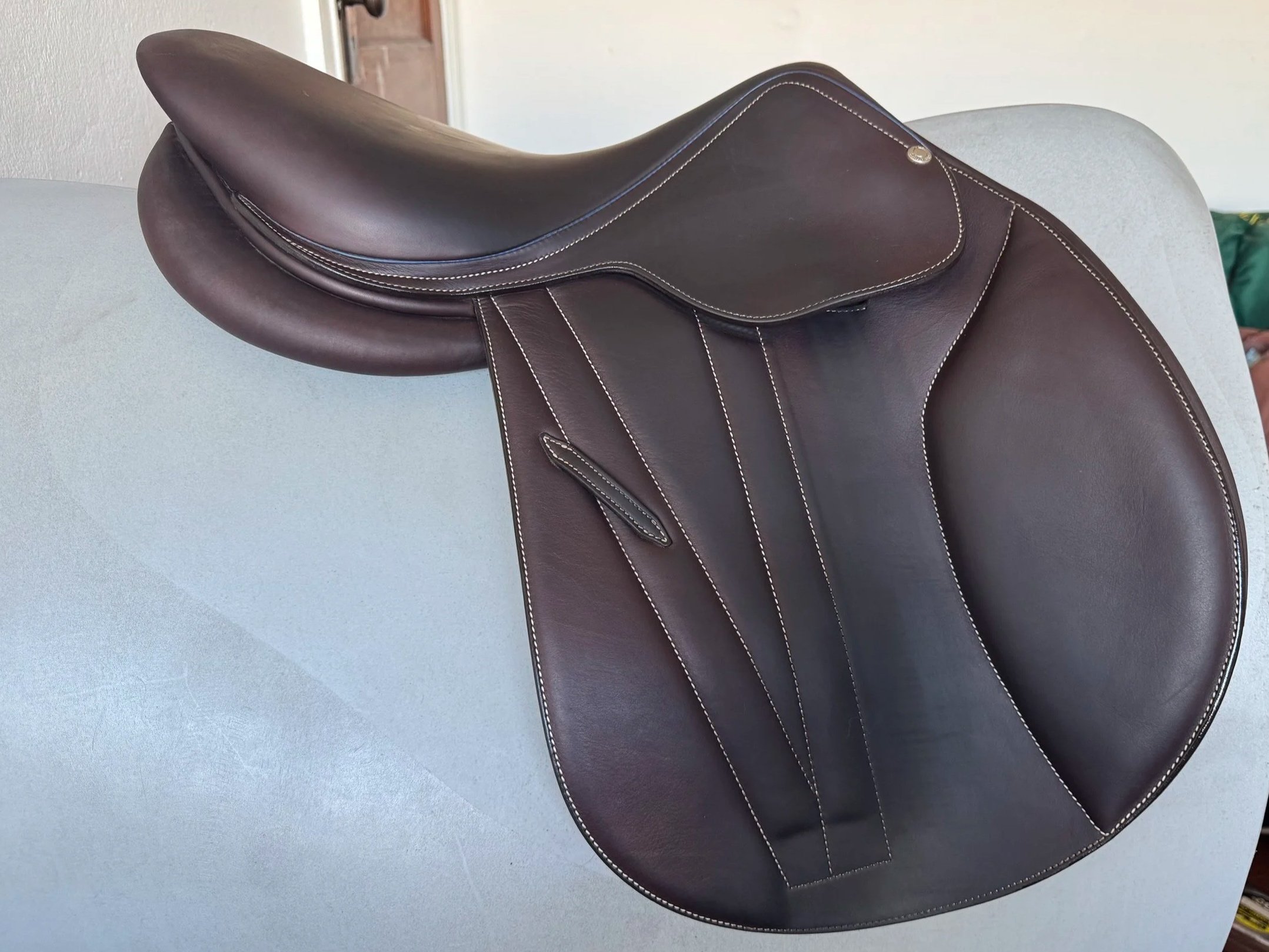 17.5" Butet Premium Saddle - 2022 - Cachou - Integrated Panels - Right View 1
