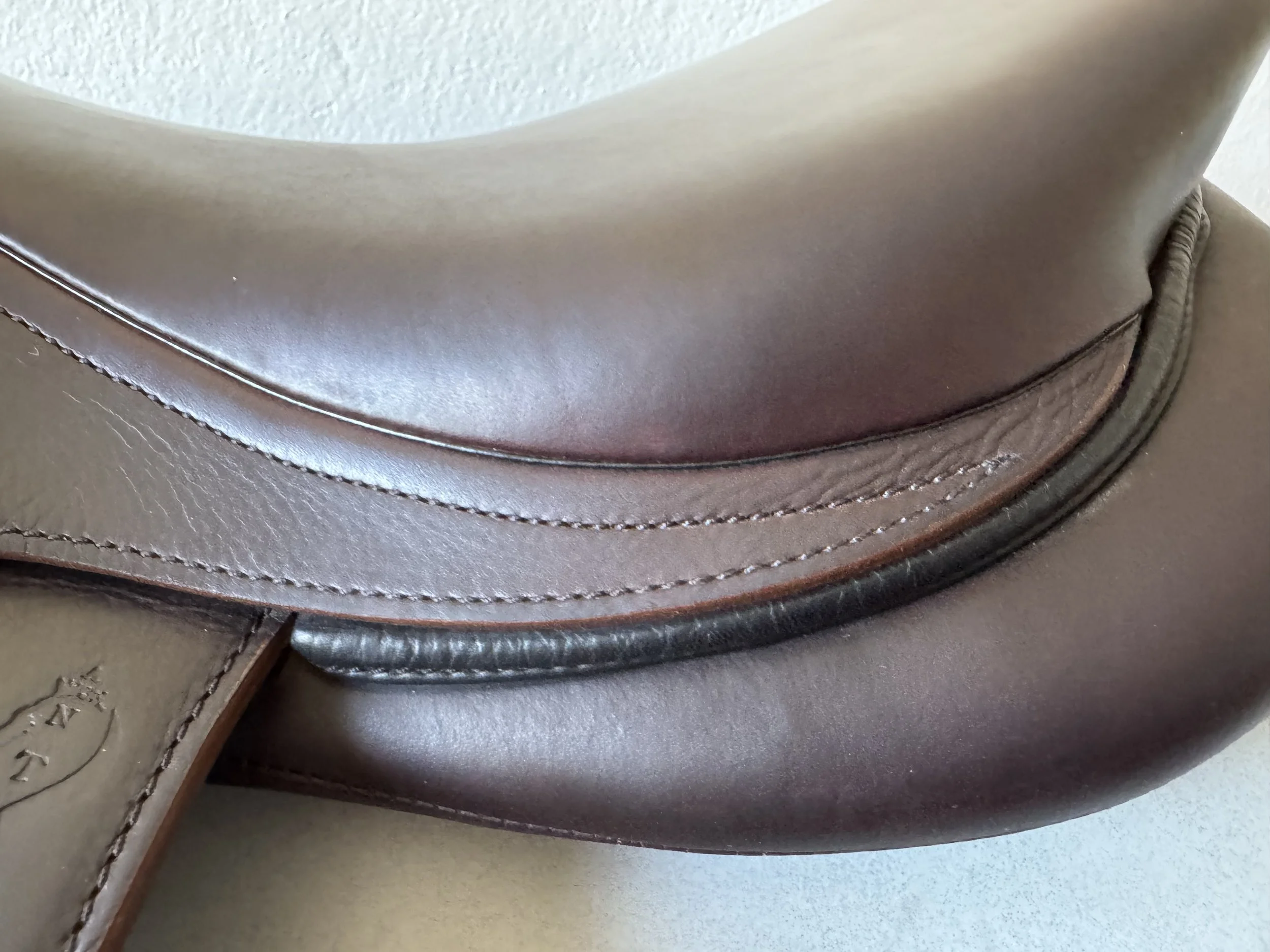 18" Antares Contact Monoflap Saddle - 2022 - 3AB - Full Buffalo - Seat Detail