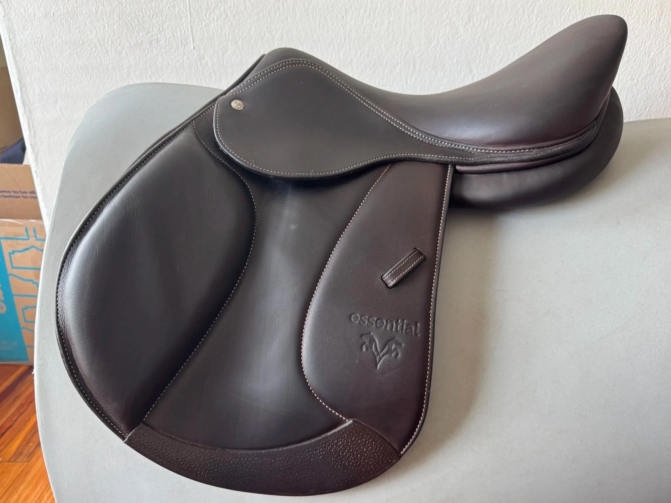 16.5" Voltaire Essential Saddle - 2023 - Left View 1