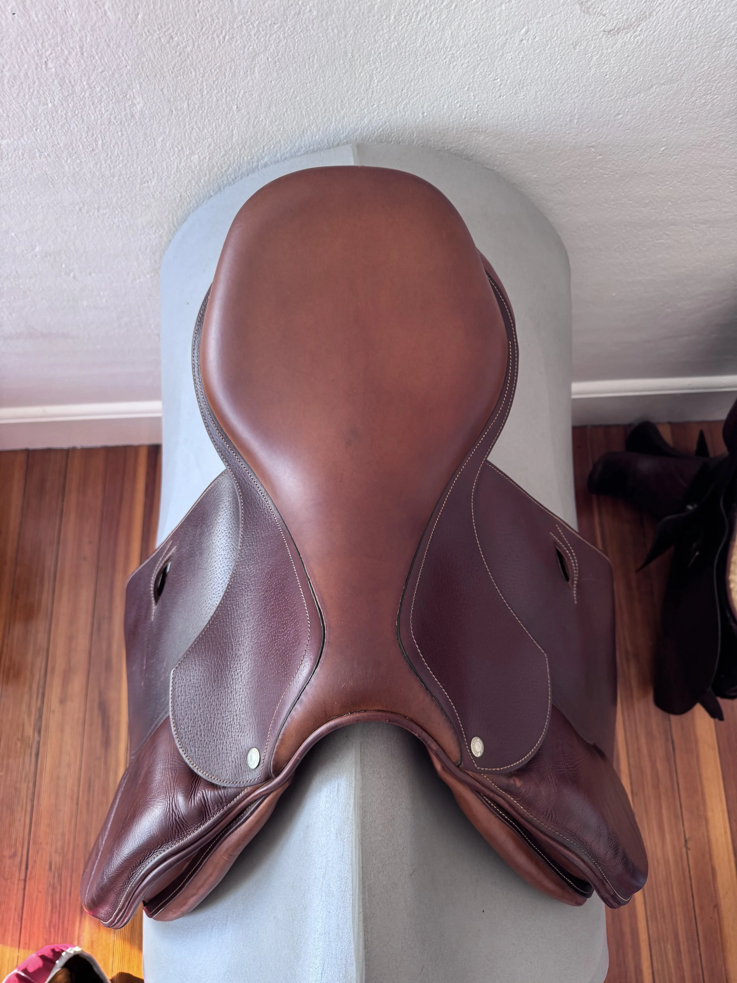 17.5" Devoucoux Oldara Saddle - 4A - Integrated Panels - Grain / Calf - Seat 3