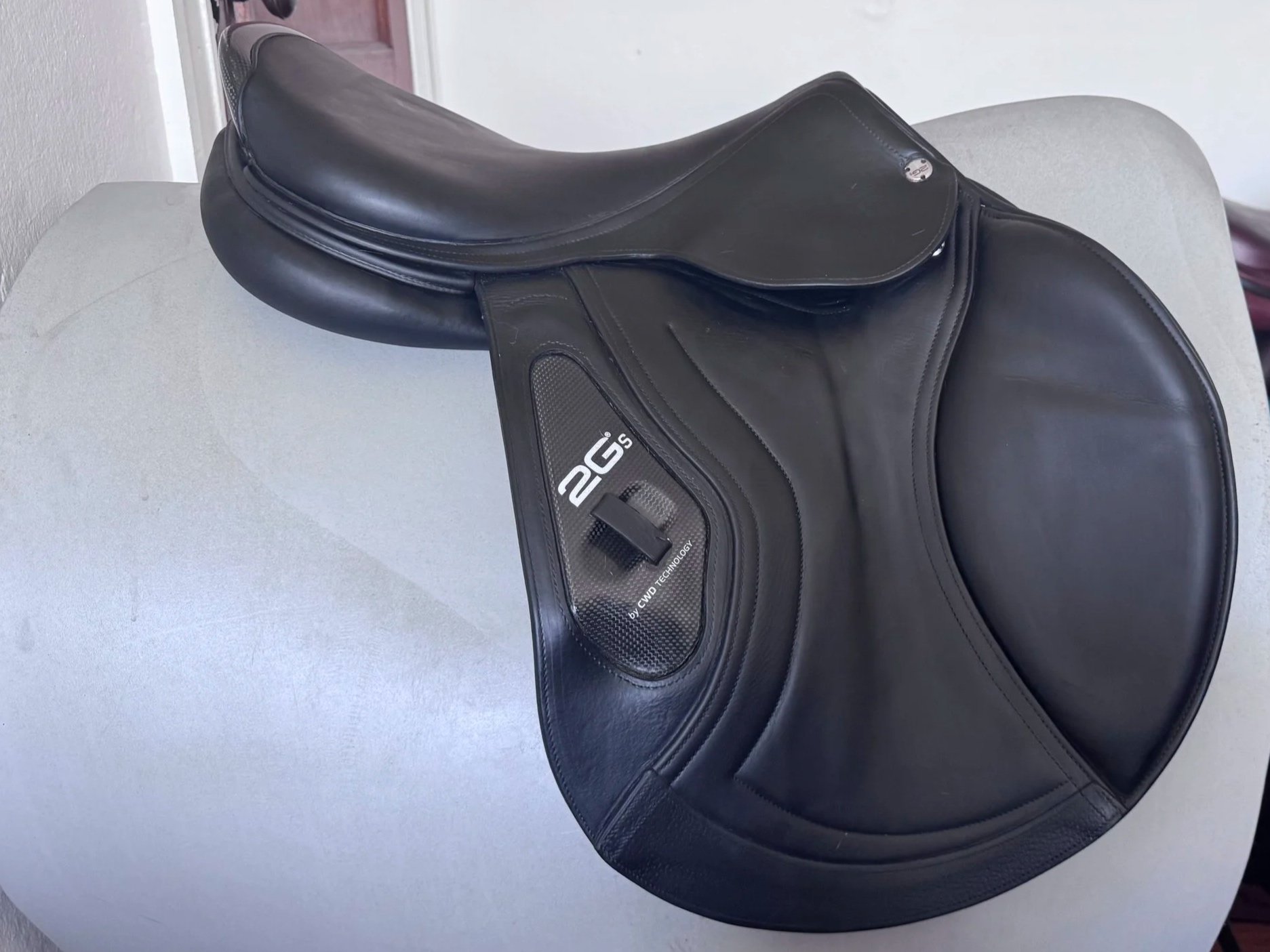 18" CWD 2Gs Saddle - BLACK - 4C Long / Forward Flaps - Full Buffalo - Right View 4