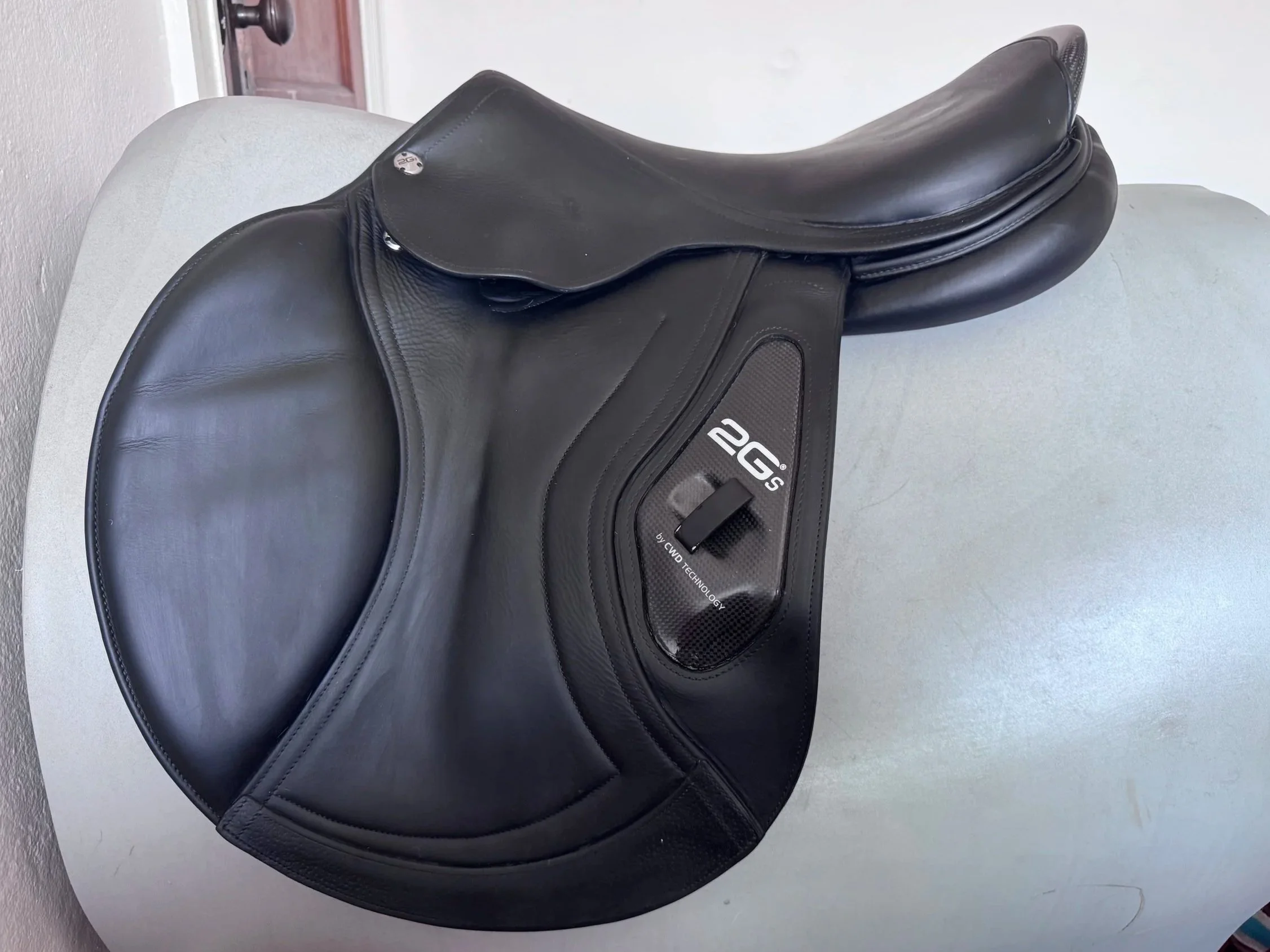 18" CWD 2Gs Saddle - BLACK - 4C Long / Forward Flaps - Full Buffalo - Left View 1