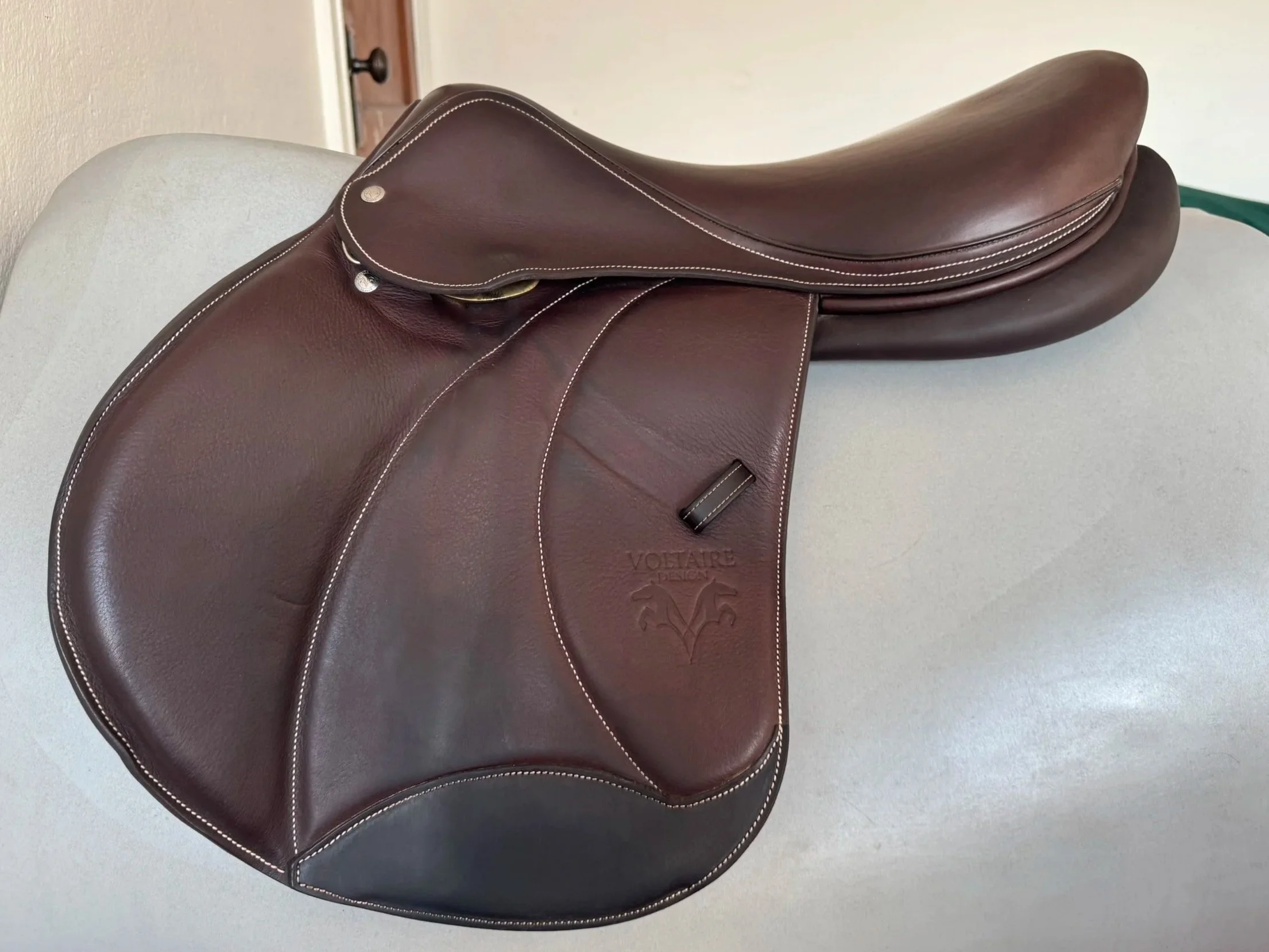 18.5" Voltaire Palm Beach PRO Saddle - 2023 - 2AR - Full Buffalo - LIKE NEW - Left View 2