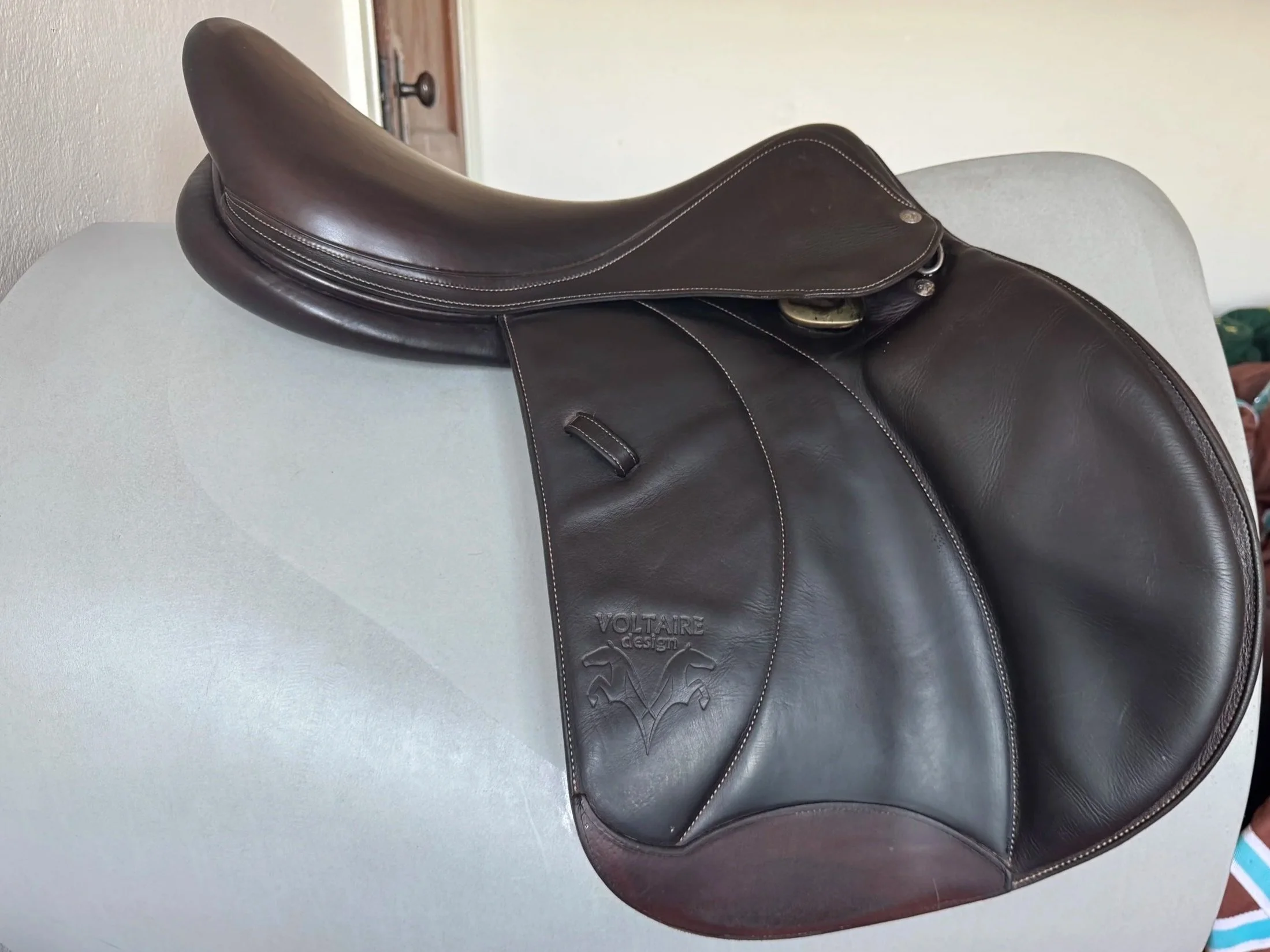 18.5" Voltaire Stuttgart PRO Saddle - 2017 - 4AAR - Full Buffalo - Right View 1