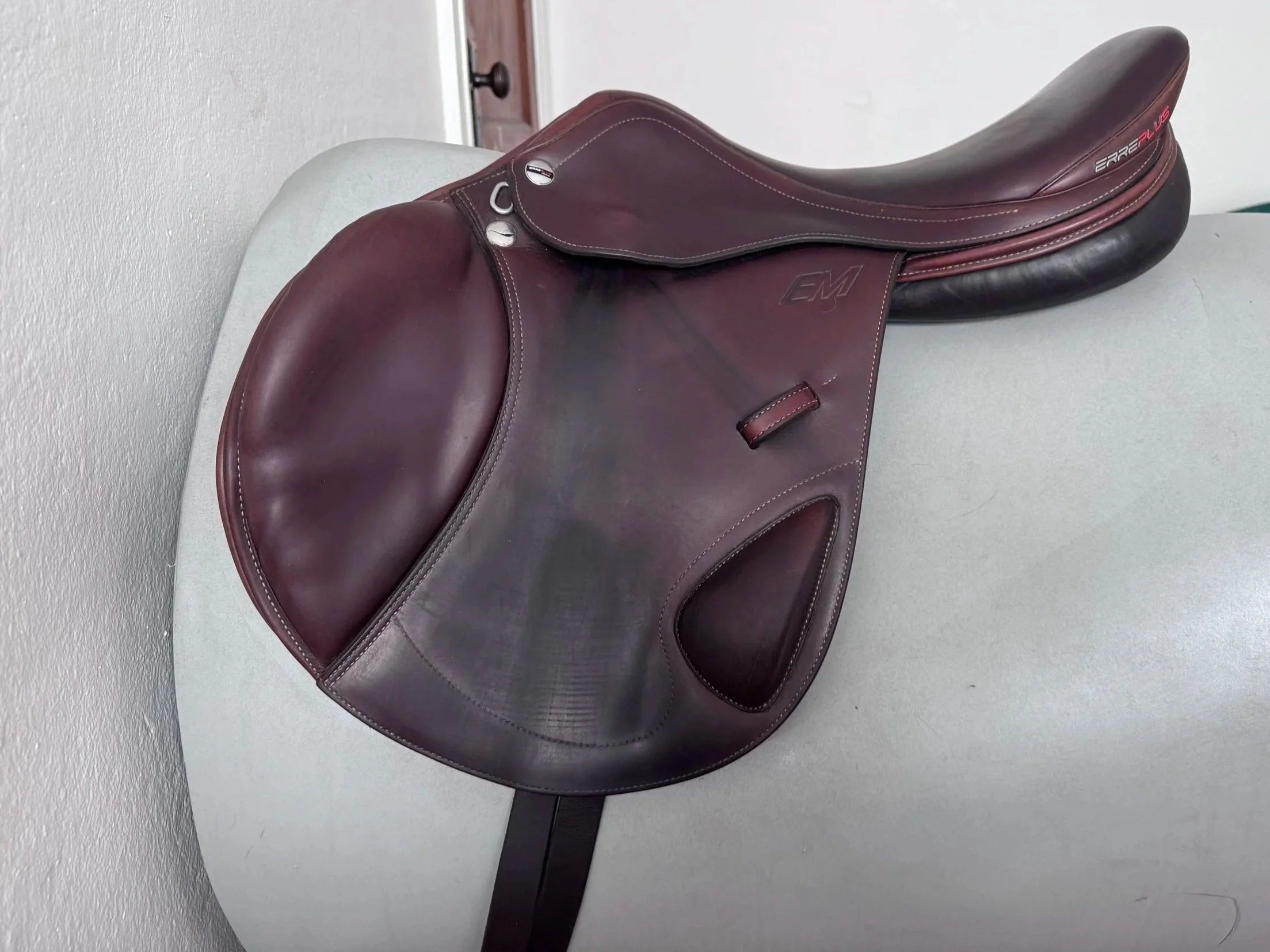 18" Erreplus EM Monoflap Saddle - 2020 - SL Panels - Wool Flocked & Fully Adjustable - Left View 2