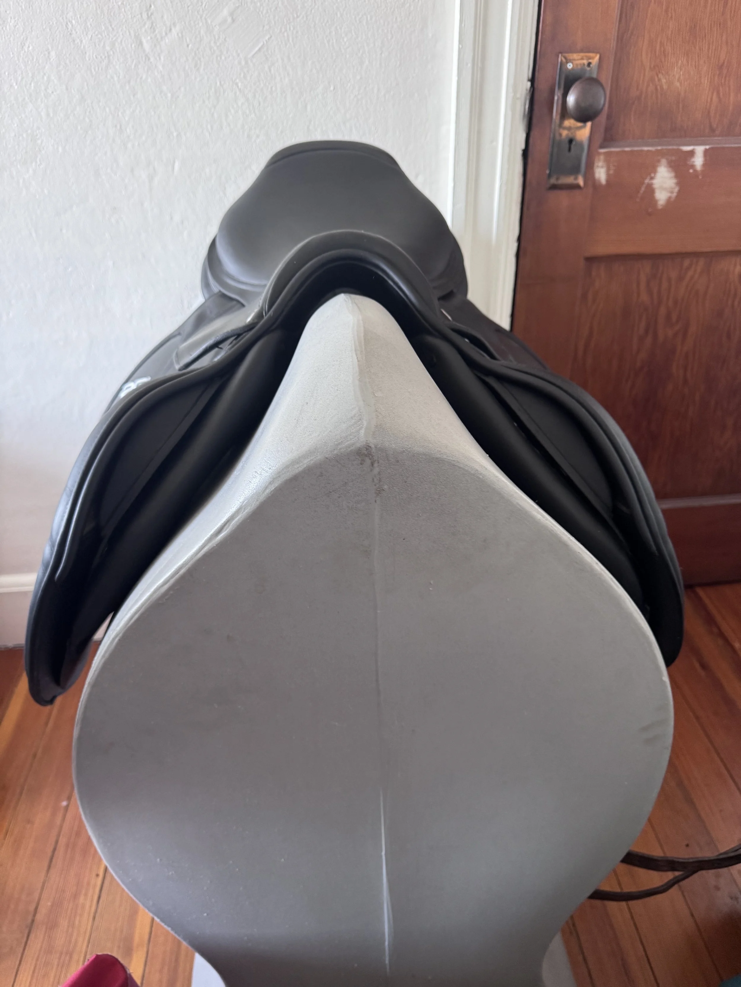 18" CWD 2Gs Saddle - BLACK - 4C Long / Forward Flaps - Full Buffalo - Front Panels