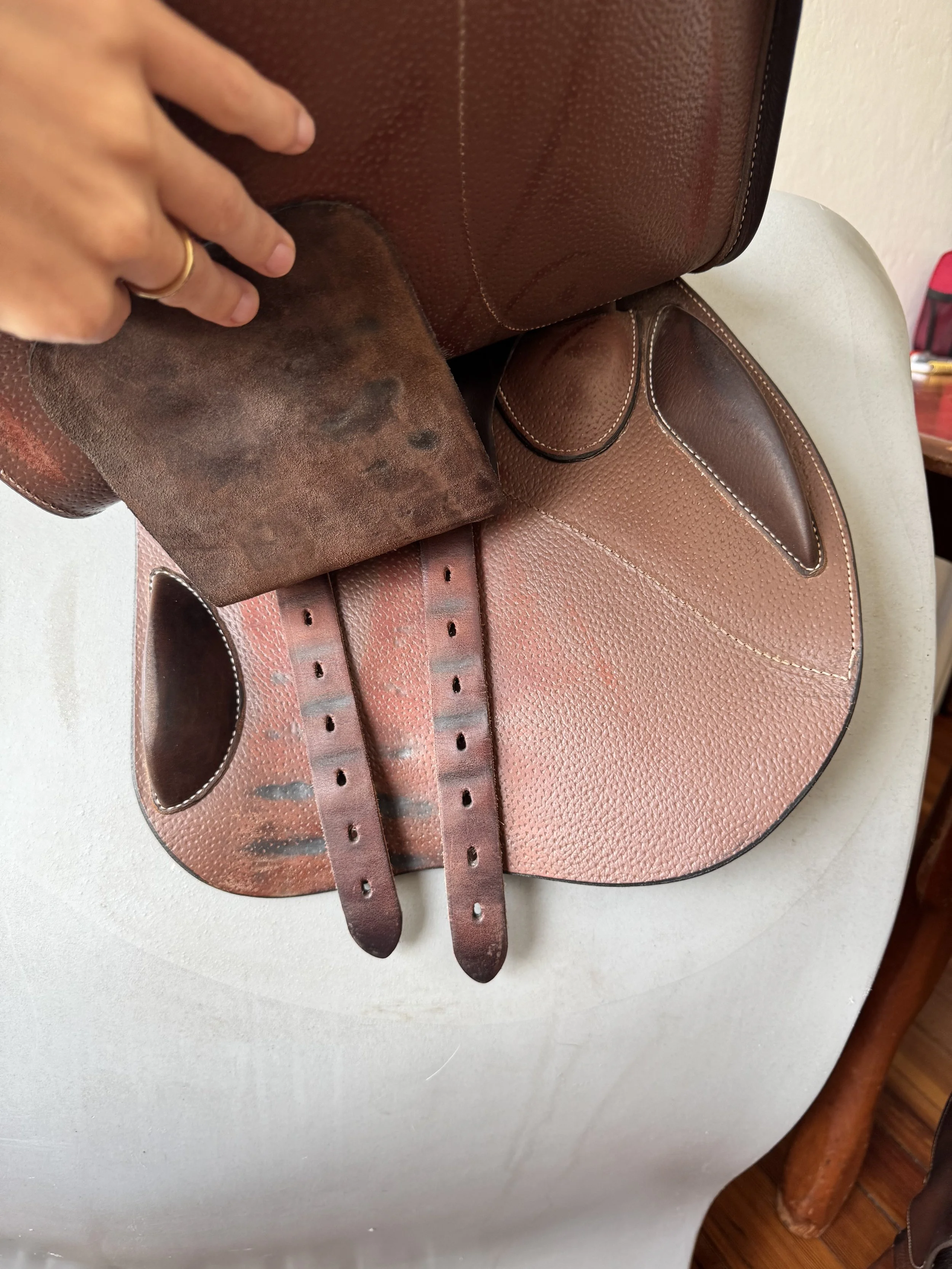 16.5" Voltaire Essential Saddle - 2023 - Underflap 3