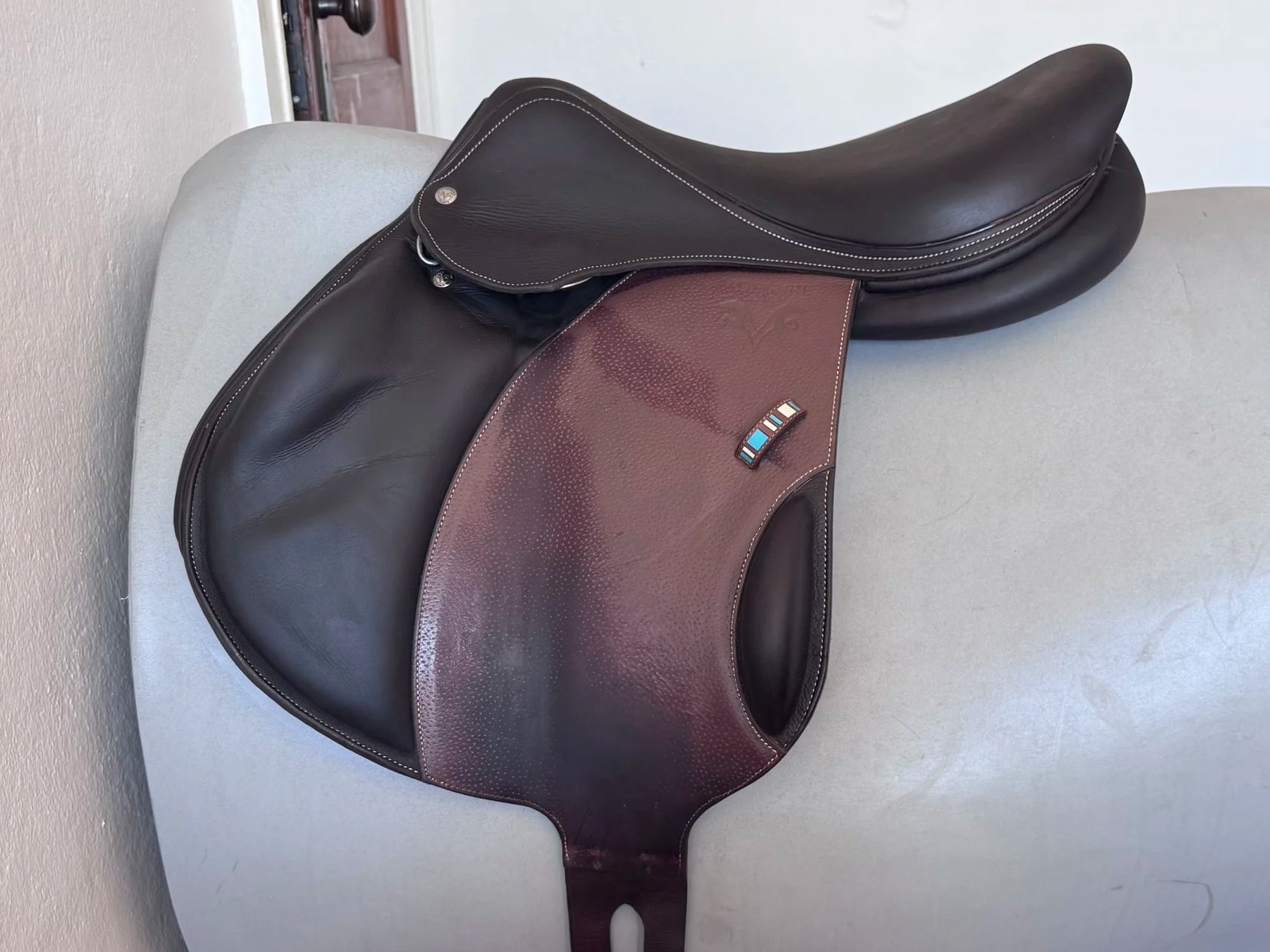 17.5" Voltaire Lexington PRO Monoflap Saddle - 2022 - 2AA - Grained Buffalo - Left View 4