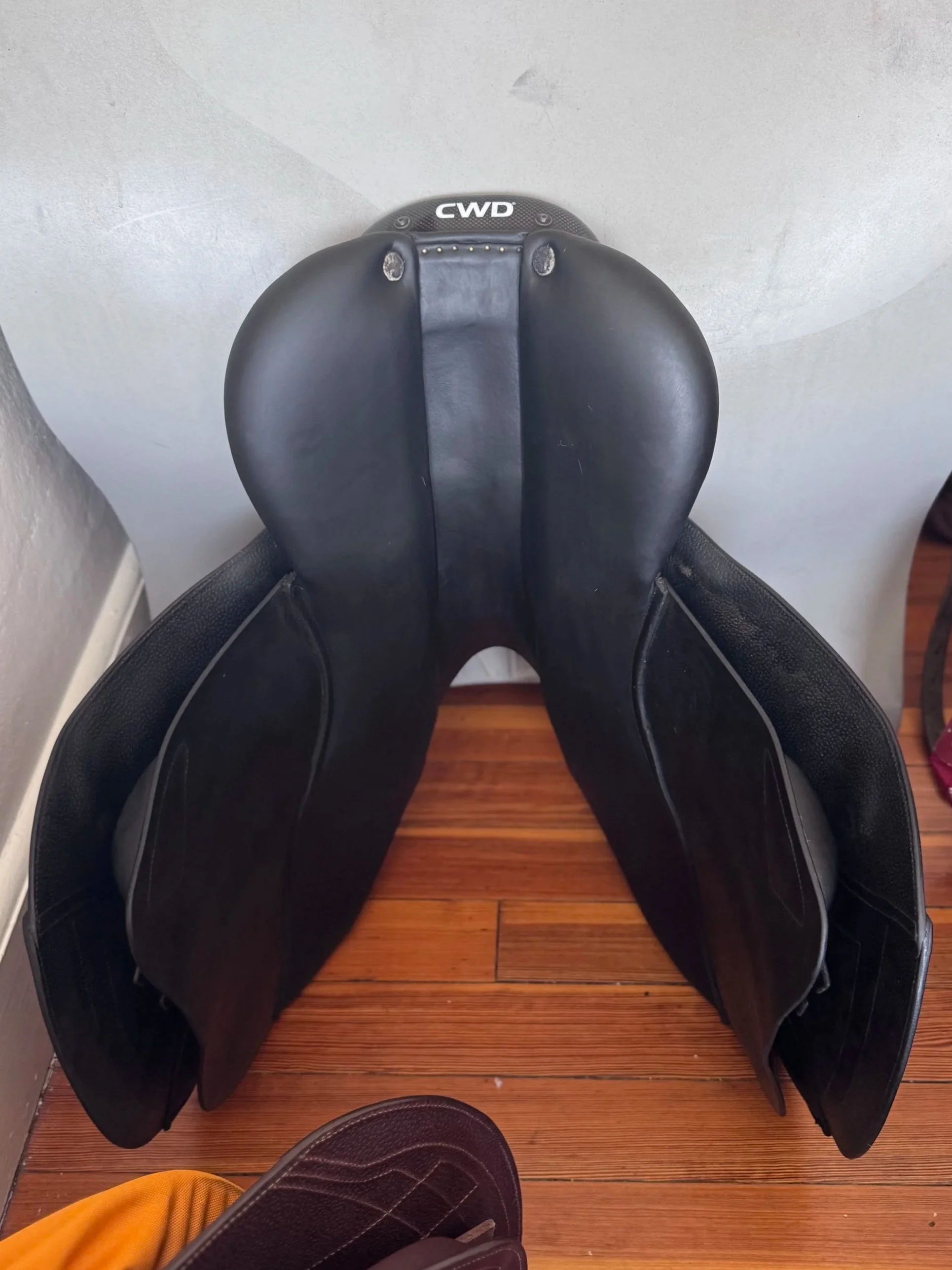 18" CWD 2Gs Saddle - BLACK - 4C Long / Forward Flaps - Full Buffalo - Tree 6