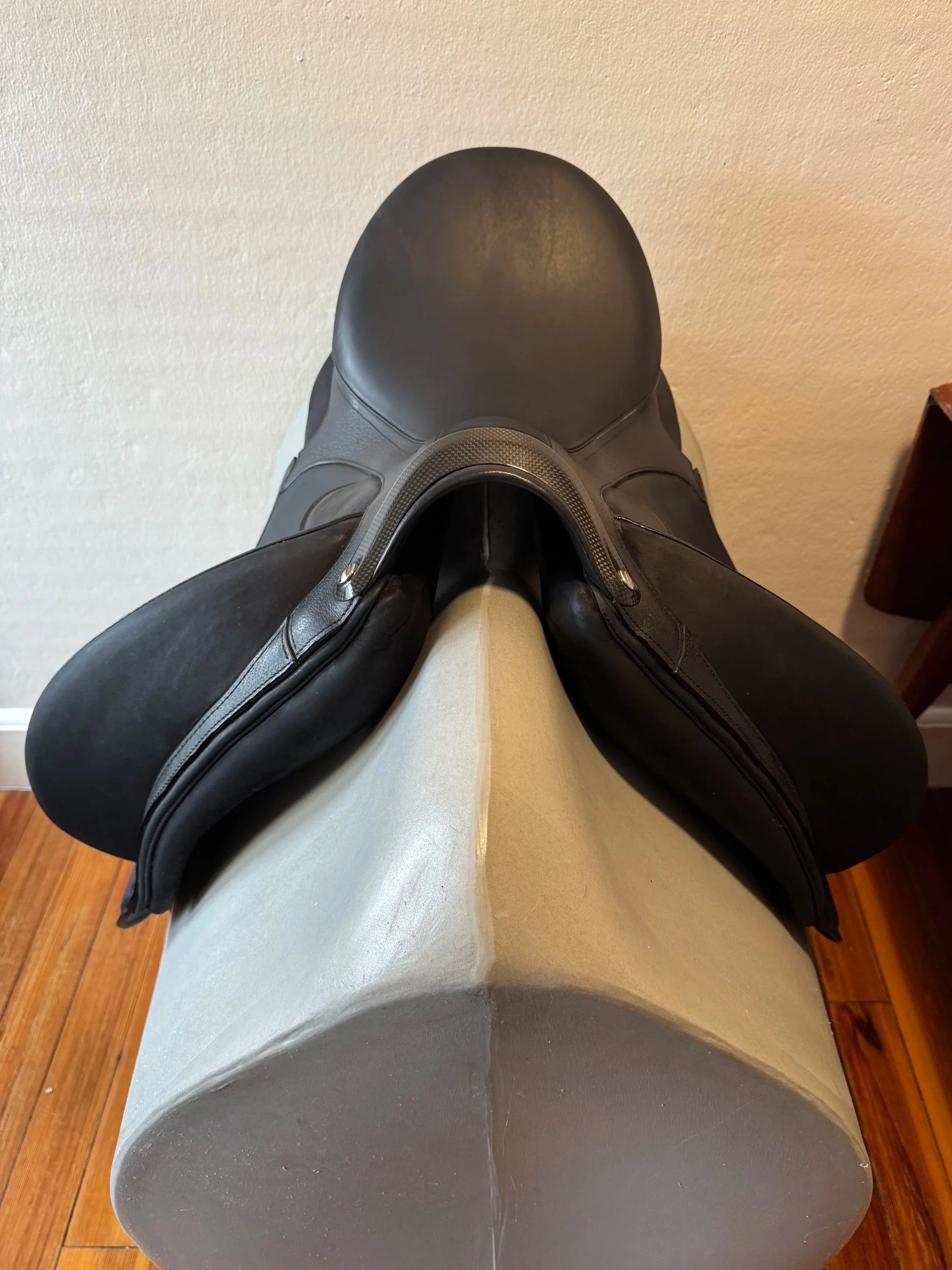17.5" Devoucoux Makila Harmonie Dressage Saddle - 2024 - 2A - Full Buffalo - Like New - Front Panels