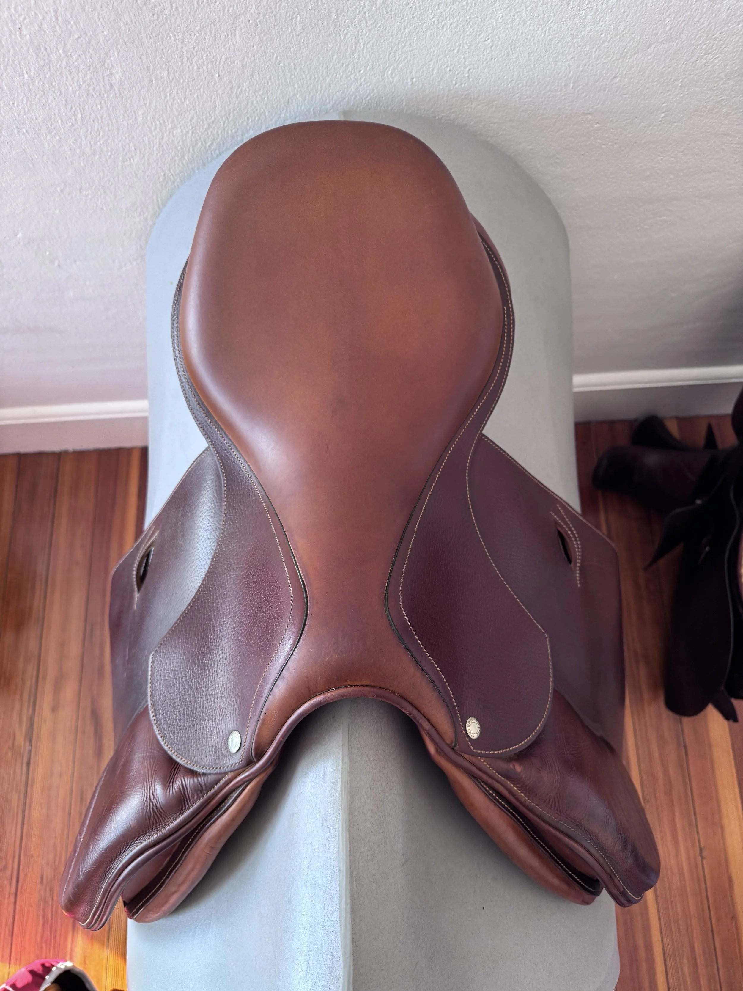 17.5" Devoucoux Oldara Saddle - 4A - Integrated Panels - Grain / Calf - Seat 2