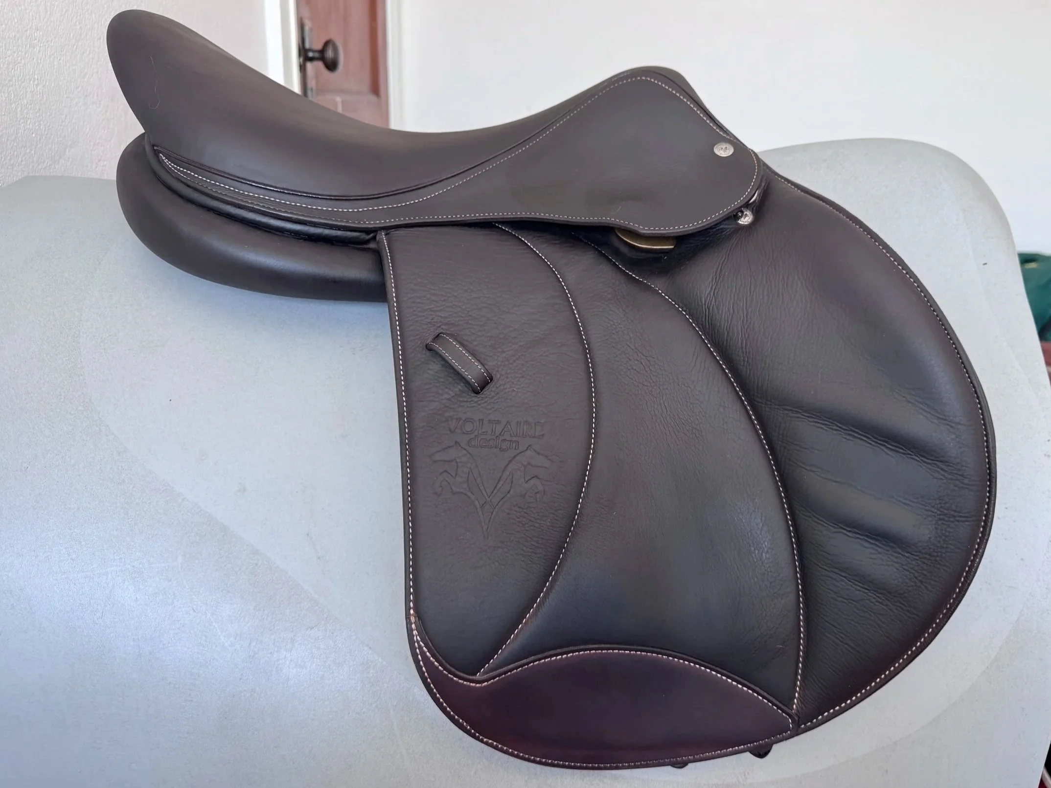 17.5" Voltaire Stuttgart PRO Saddle - 2020 - 3A - Full Buffalo - Right View 1