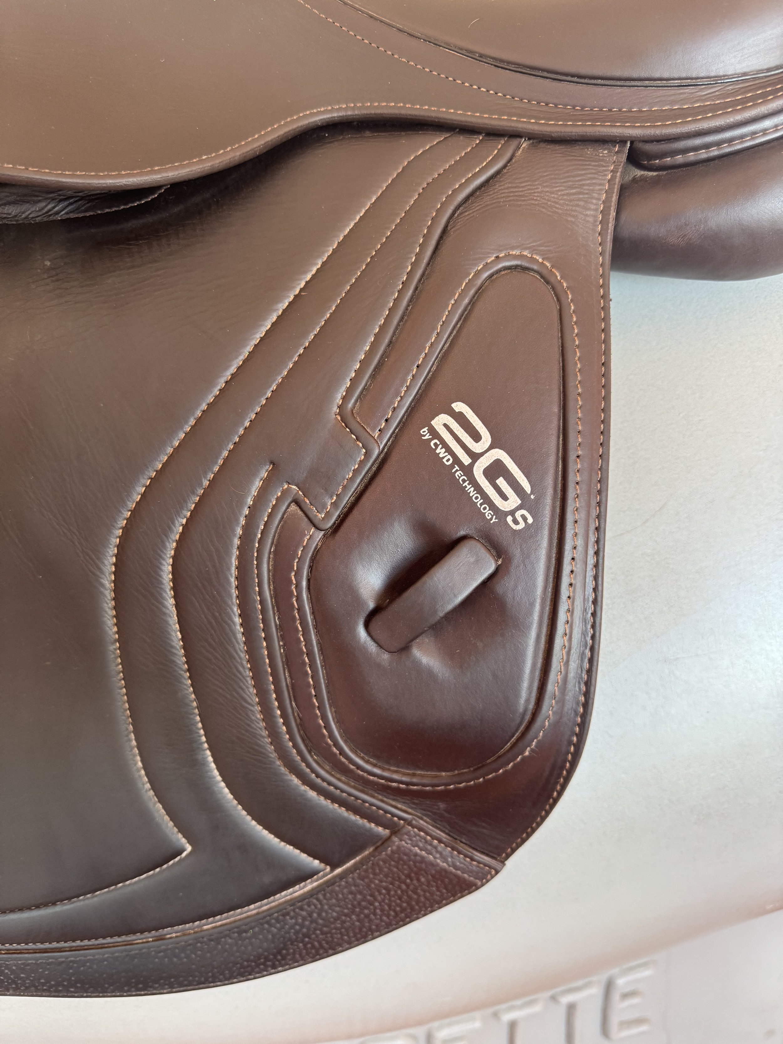 18" CWD SE25 2Gs PRO Saddle - 2022 - 2C - Full Buffalo - Details 1