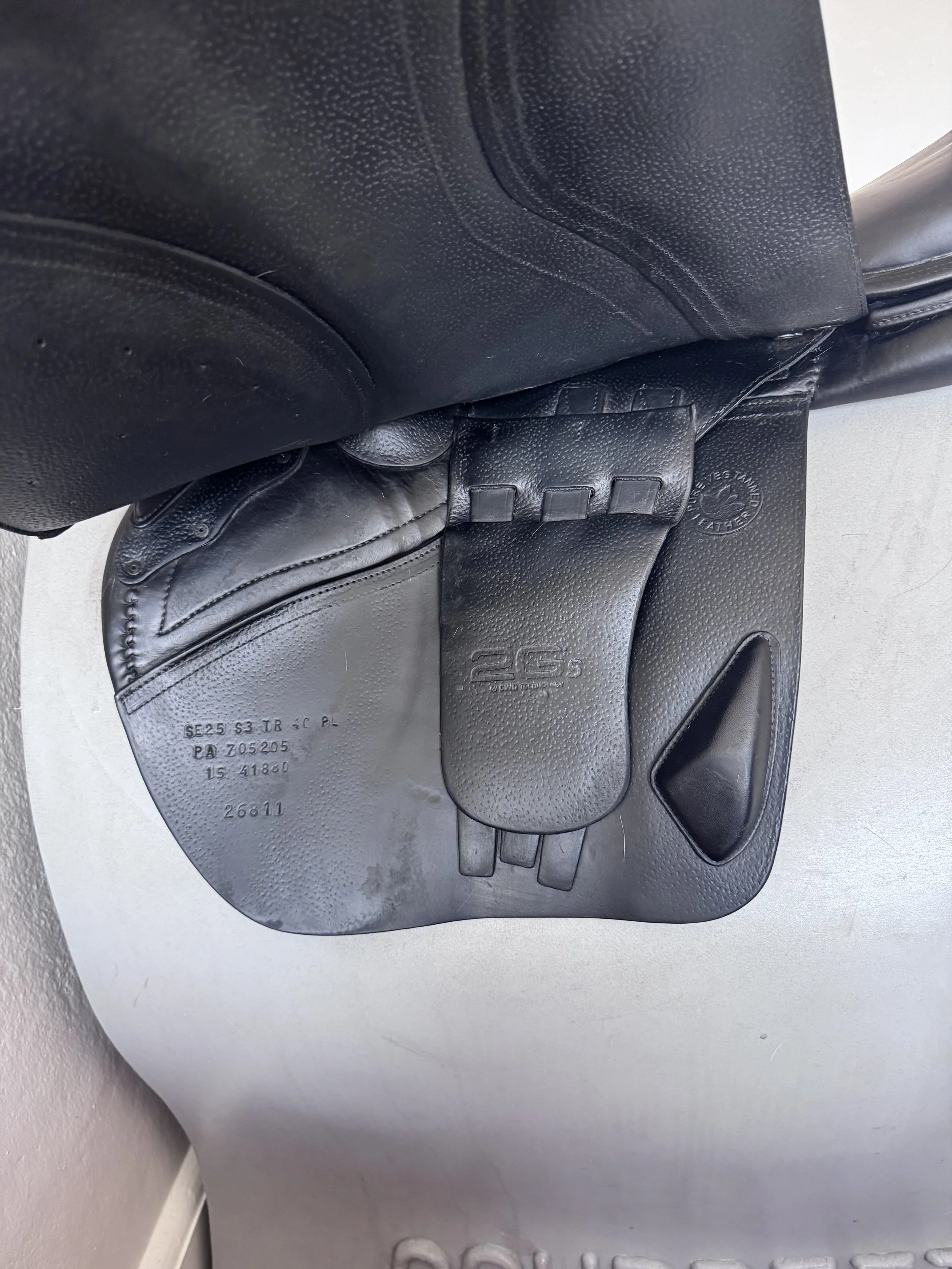 18" CWD 2Gs Saddle - BLACK - 4C Long / Forward Flaps - Full Buffalo - Underflap