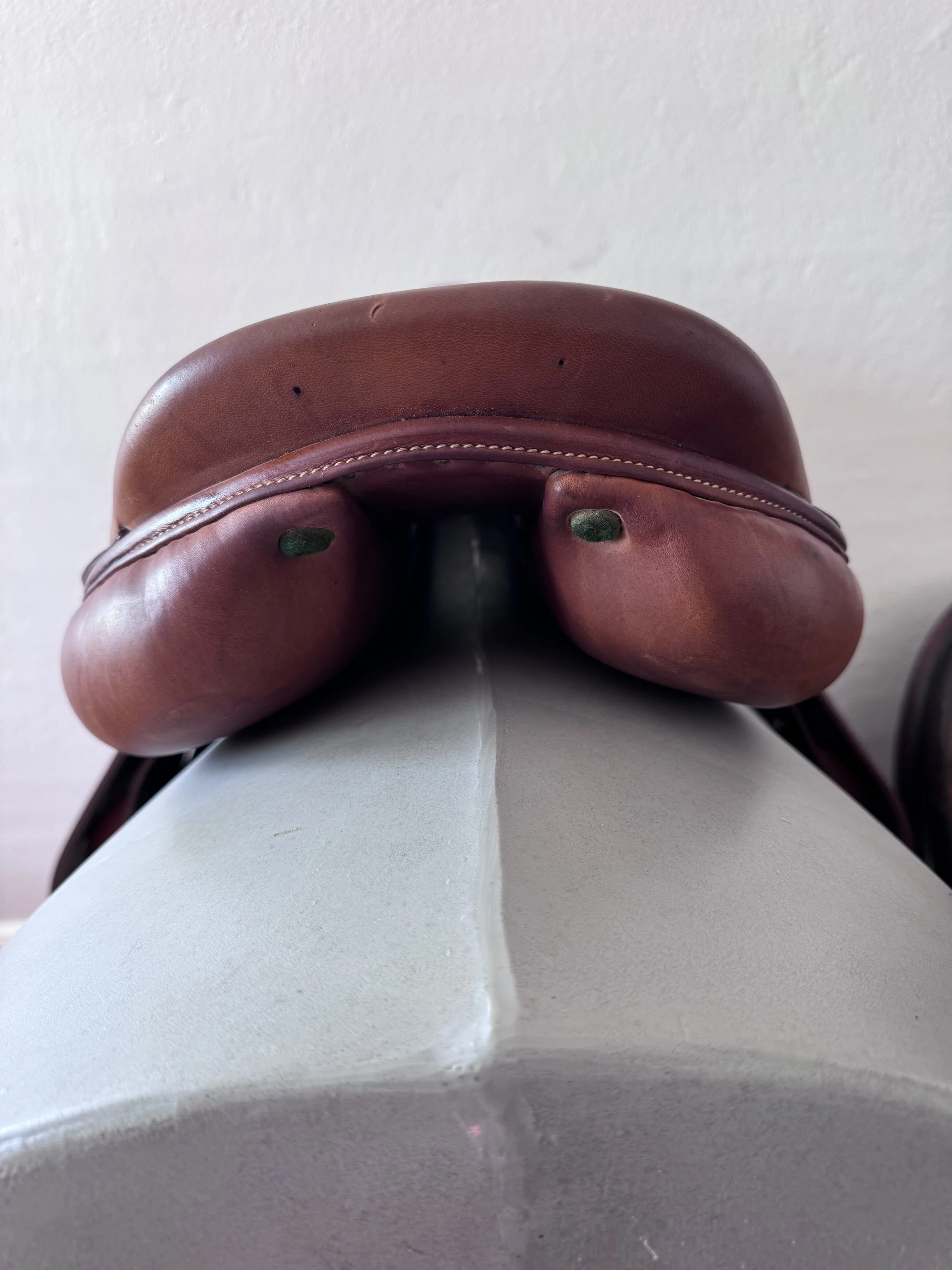 17.5" Devoucoux Oldara Saddle - 4A - Integrated Panels - Grain / Calf - Cantle