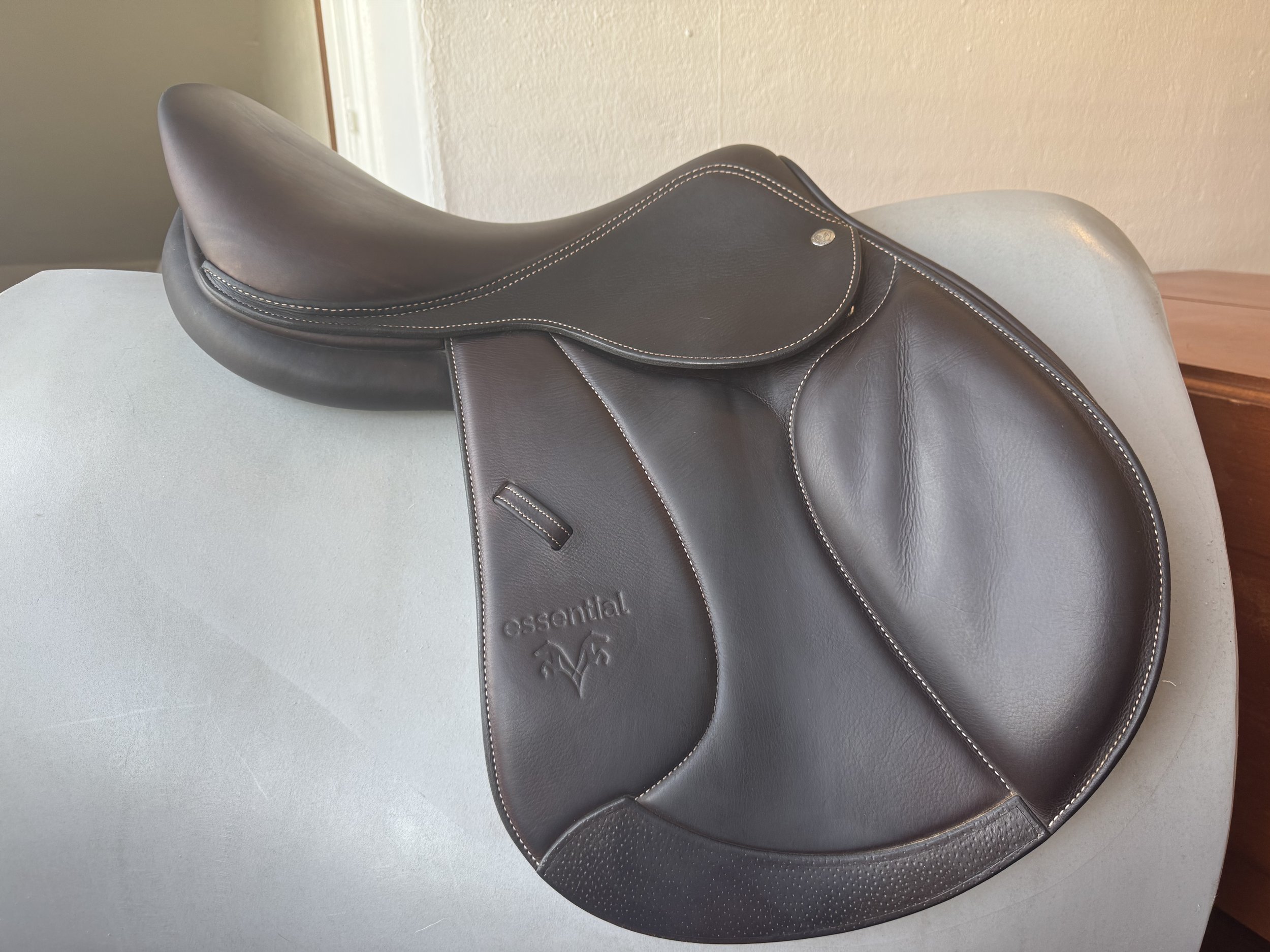16.5" Voltaire Saddle - Right View