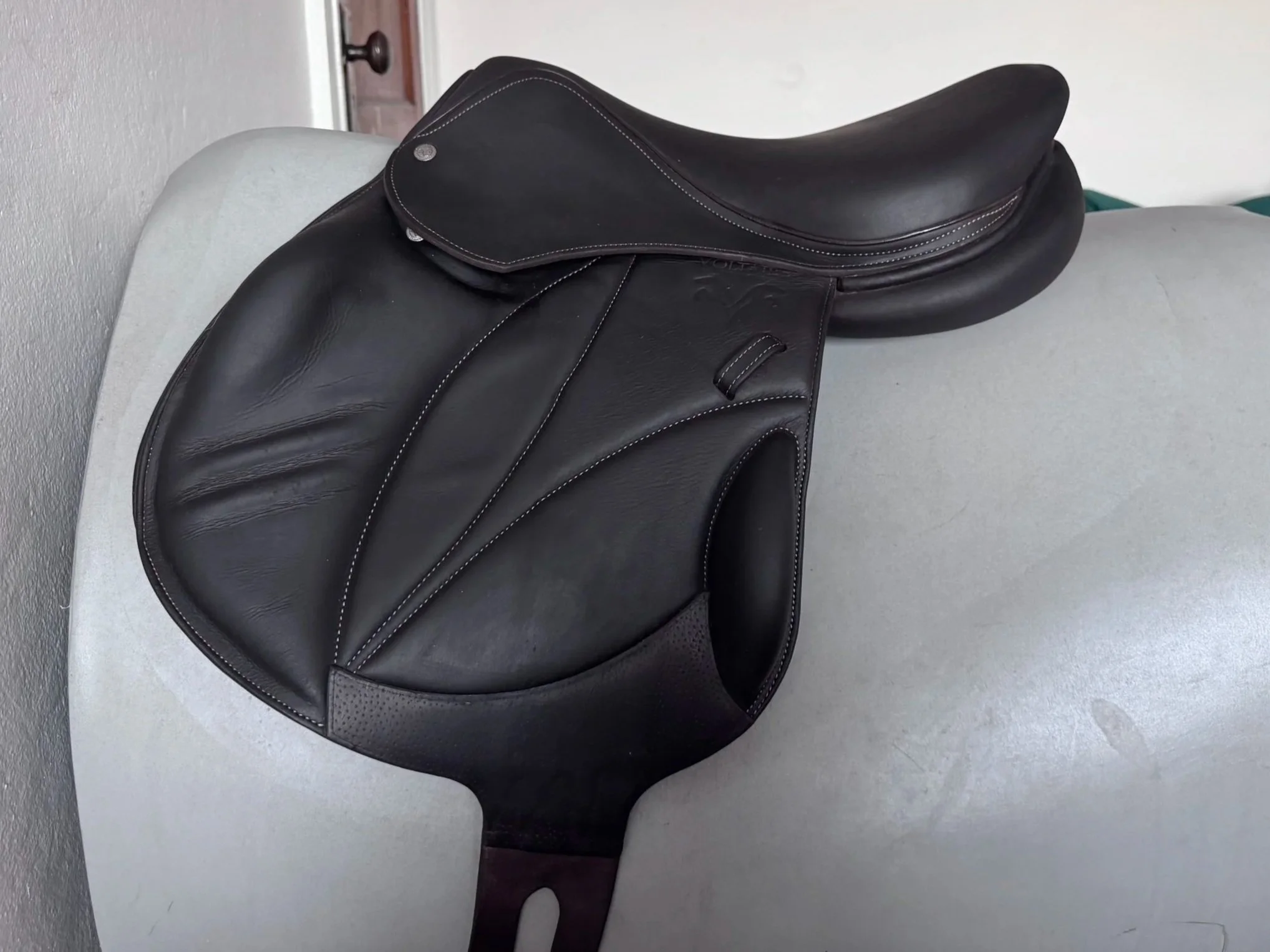 16.5" Voltaire Lexington PRO Monoflap Saddle - 2023 - 1A - Full Buffalo - Left View 3