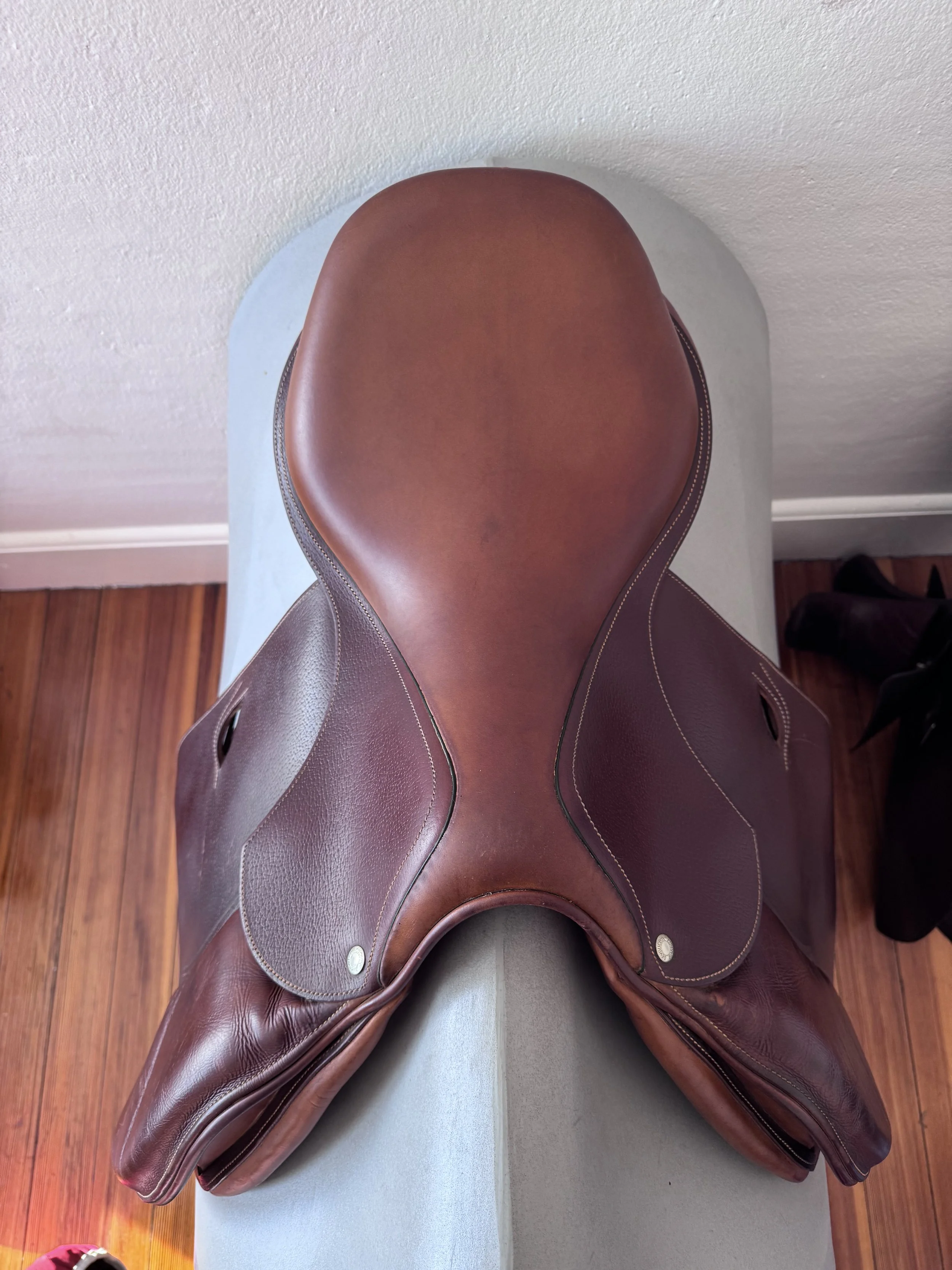 17.5" Devoucoux Oldara Saddle - 4A - Integrated Panels - Grain / Calf - Seat 1