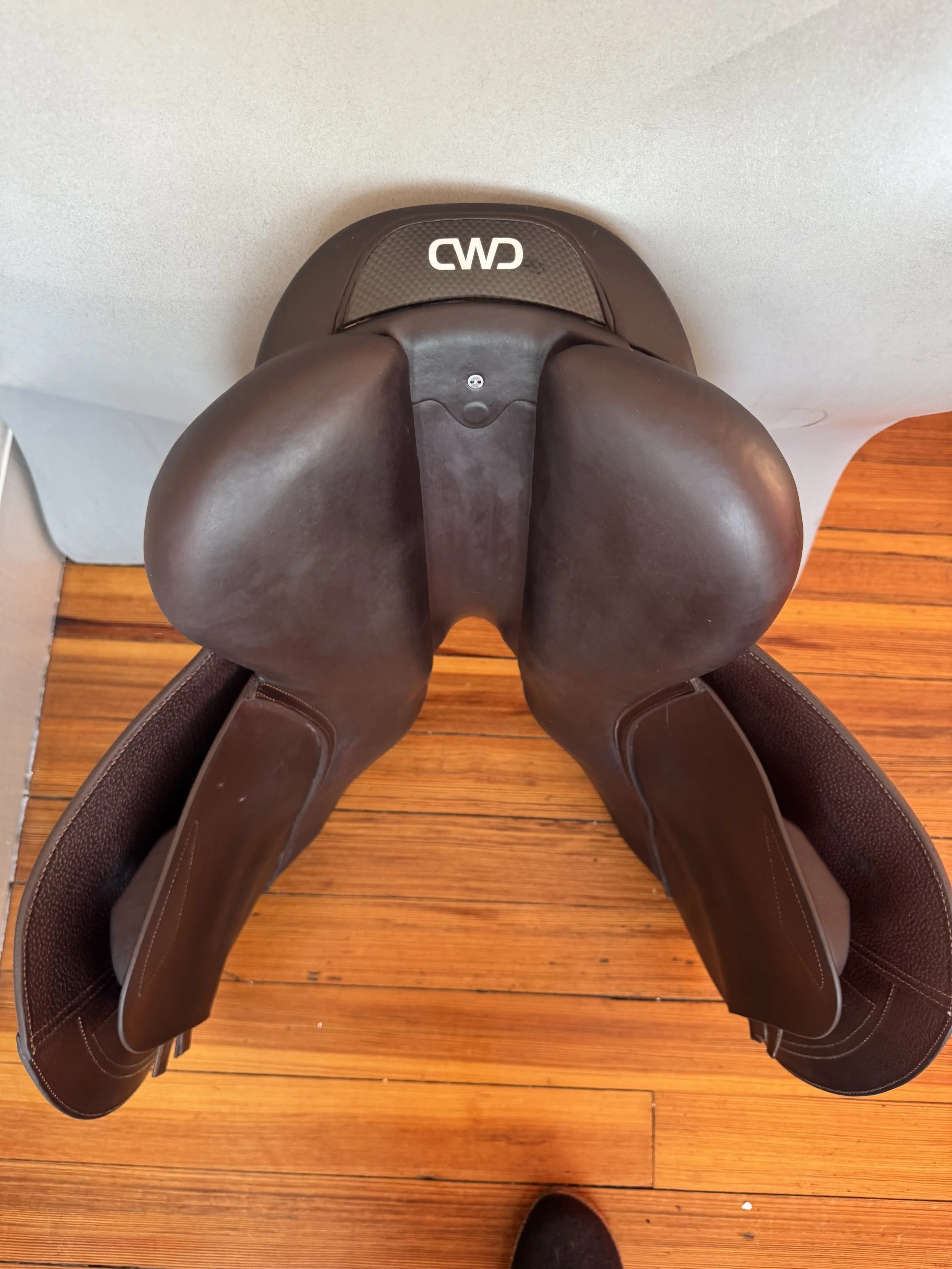 18" CWD SE25 2Gs PRO Saddle - 2022 - 2C - Full Buffalo - Underside 1