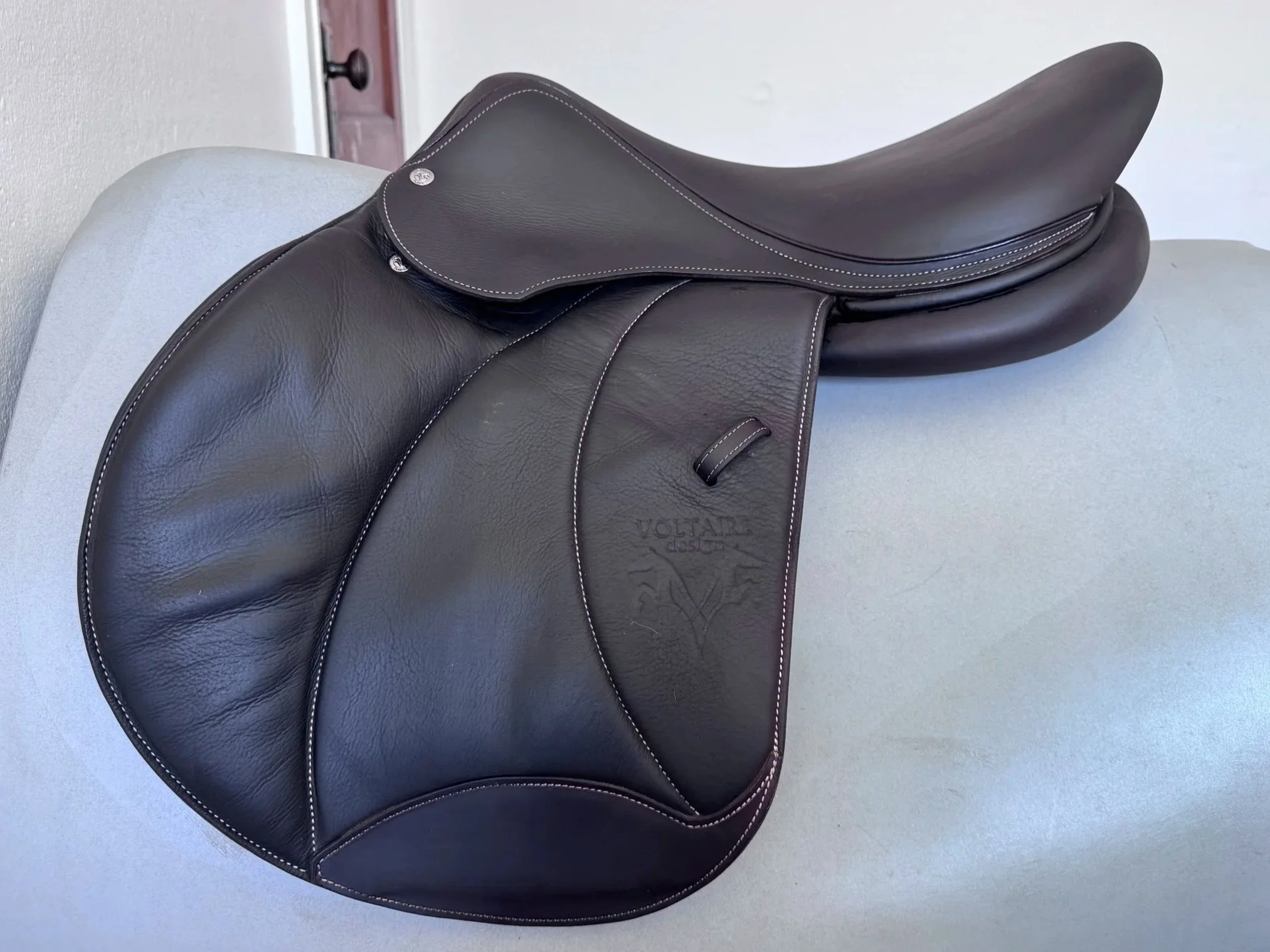 17.5" Voltaire Stuttgart PRO Saddle - 2020 - 3A - Full Buffalo - Left View 4
