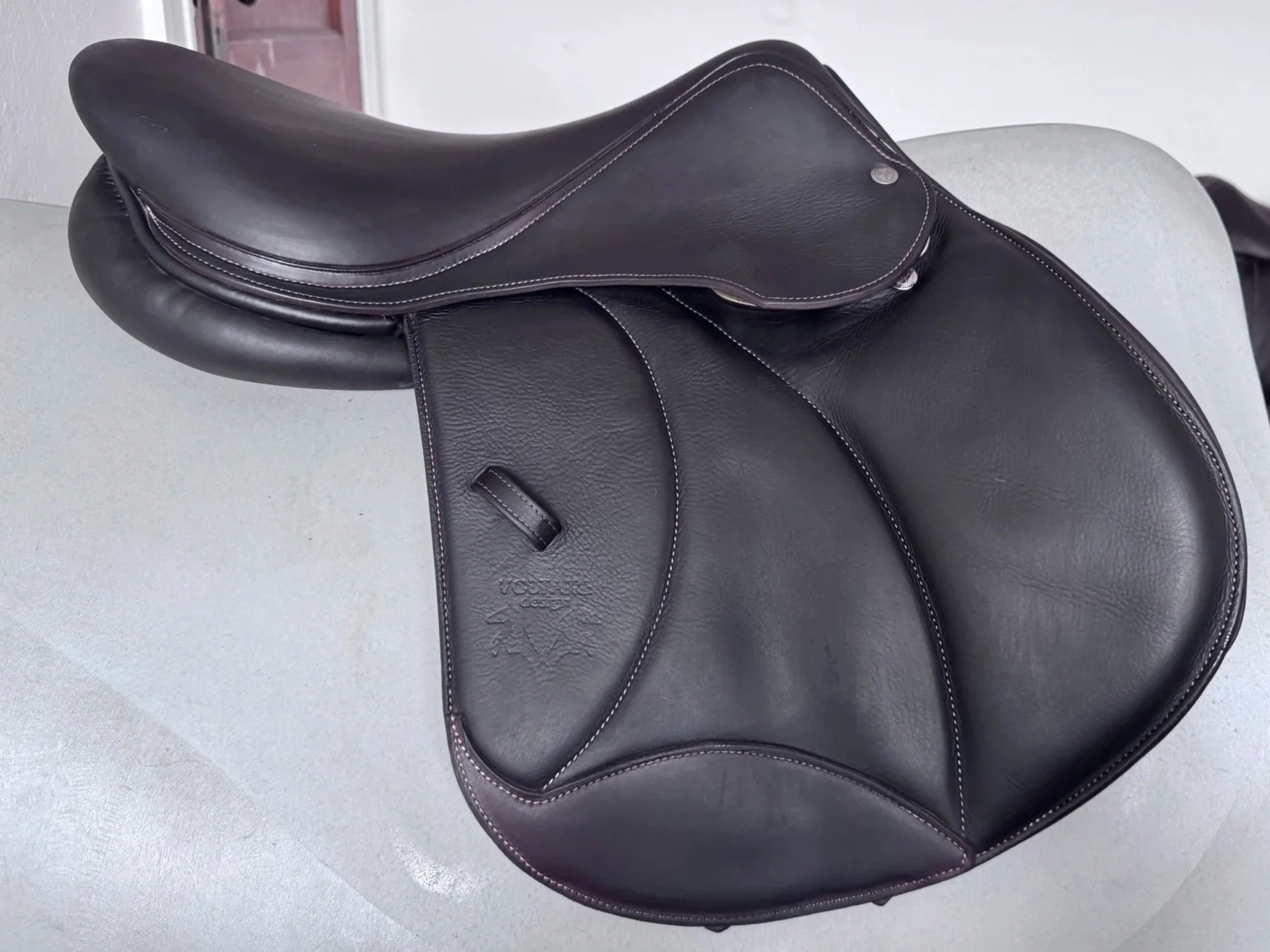 16.5" Voltaire Calgary PRO Saddle - 2021 - 0A - Full Buffalo - Right View 2