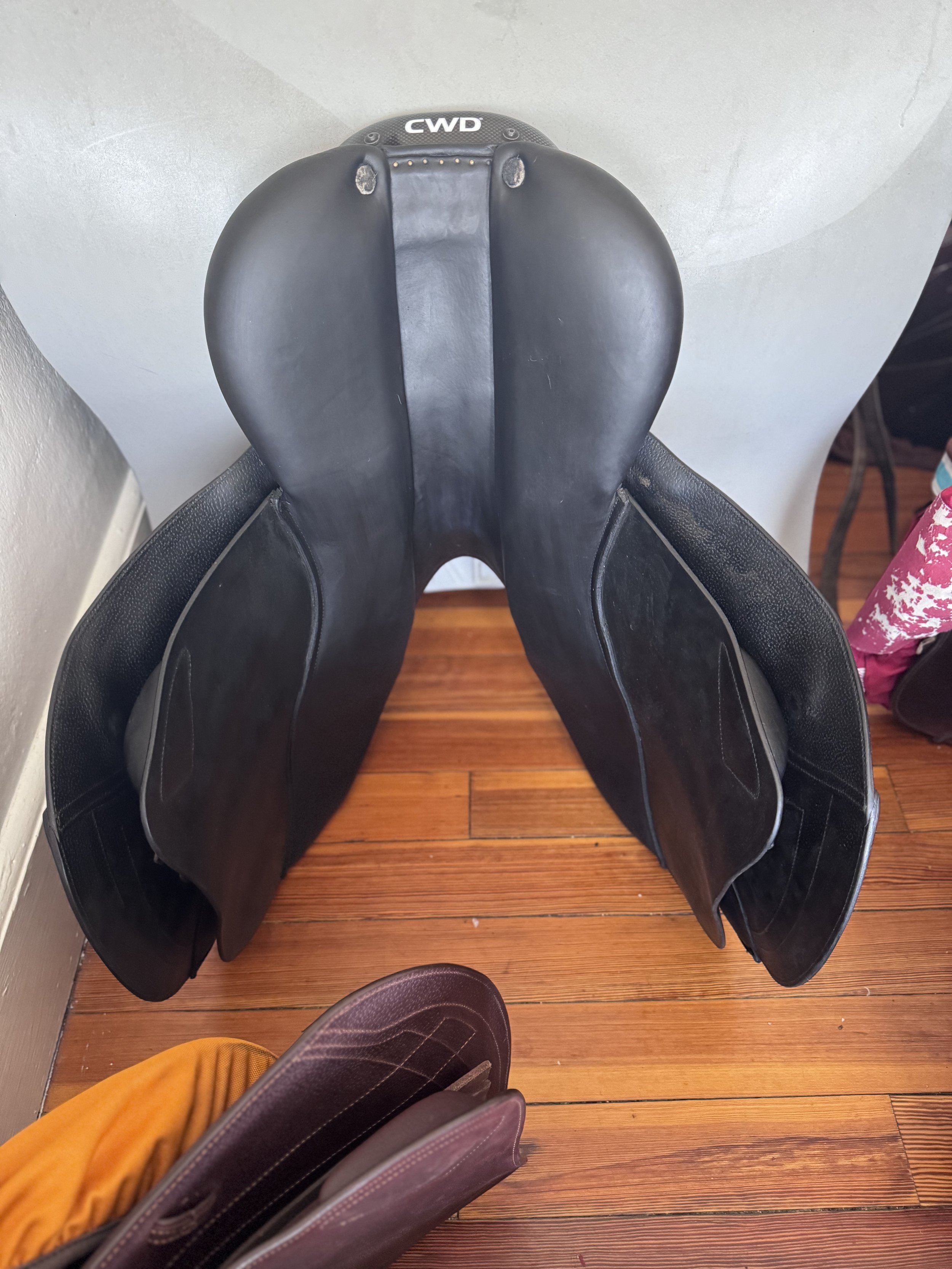 18" CWD 2Gs Saddle - BLACK - 4C Long / Forward Flaps - Full Buffalo - Tree 3