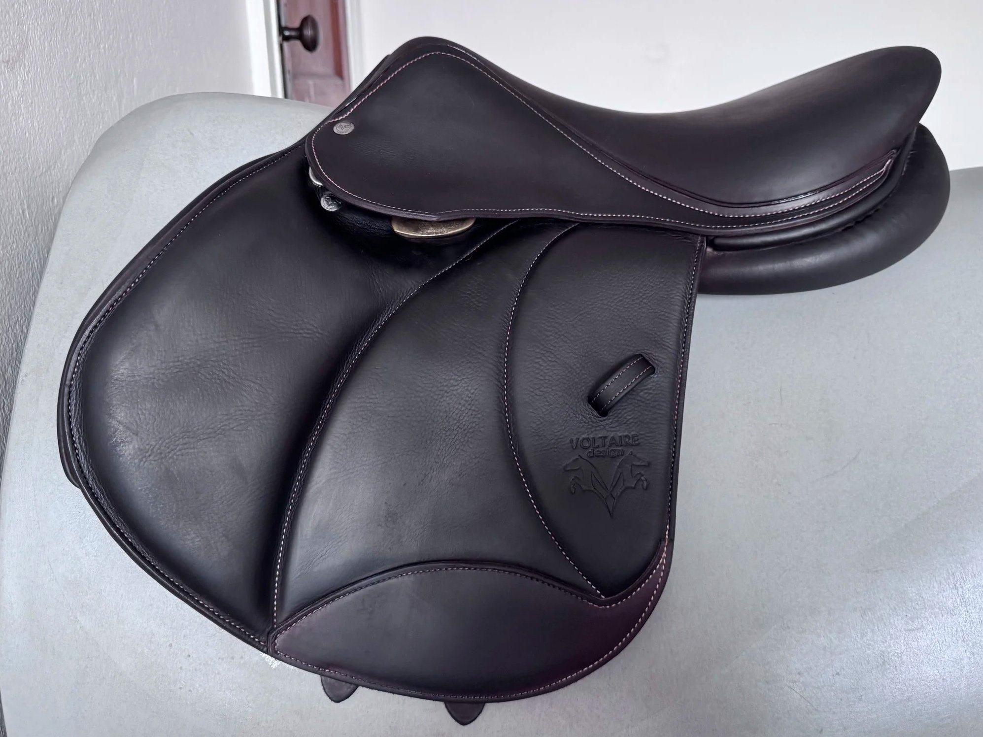 16.5" Voltaire Calgary PRO Saddle - 2021 - 0A - Full Buffalo - Left View 2