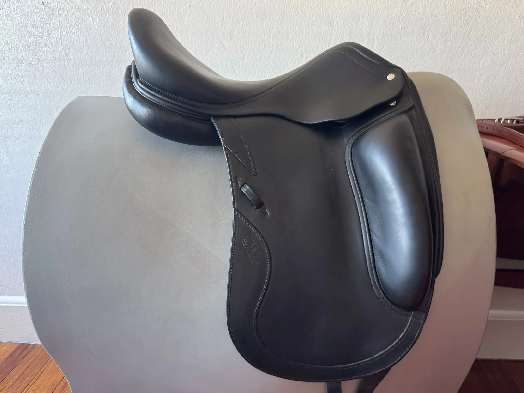 18" CWD SE05 Dressage Saddle - 4L - WIDE Tree - Right View 1