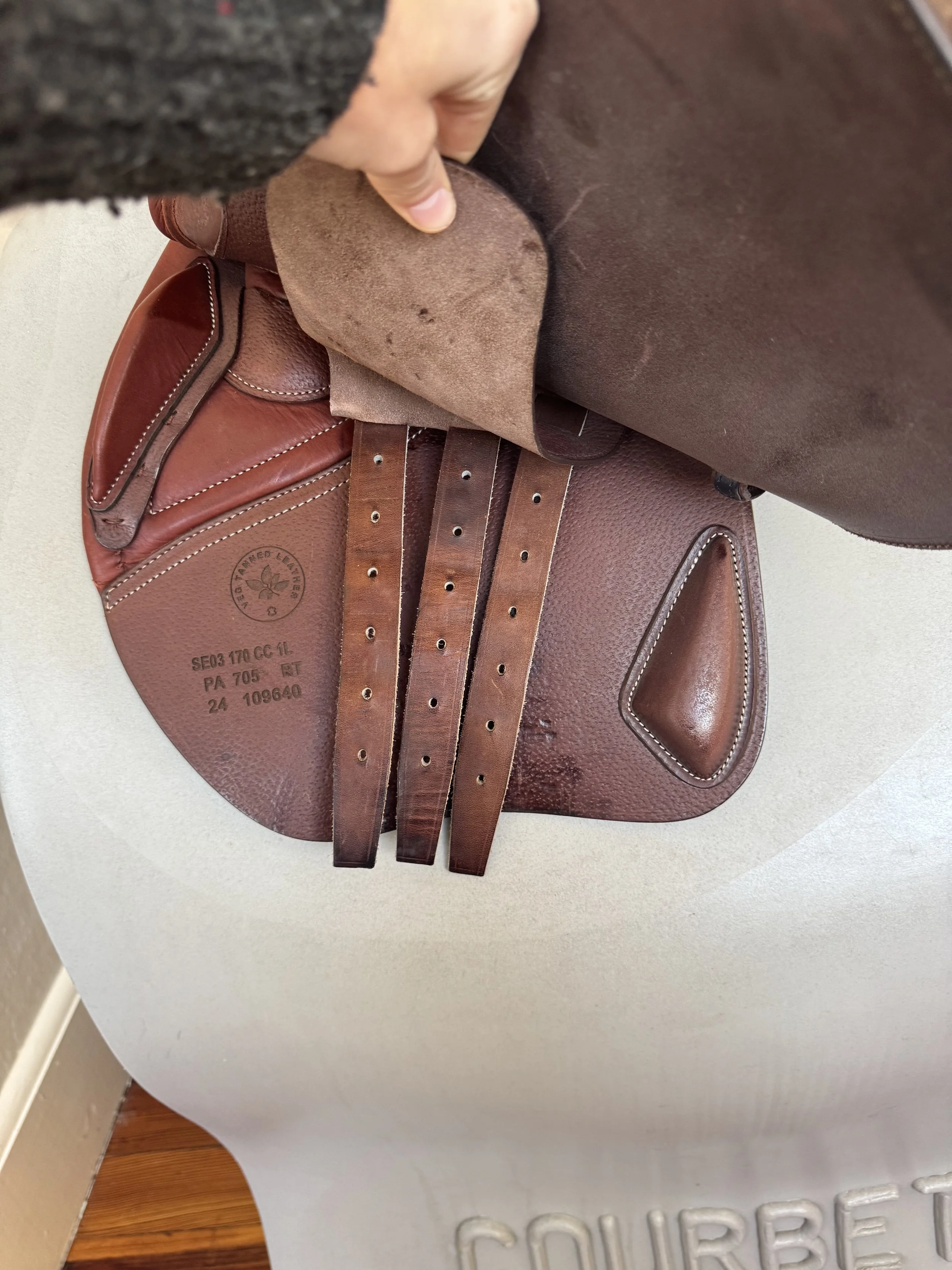 17" CWD SE03 PRO Saddle - 2024 - 1L - Grain / Buffalo - NEW - Left Underflap