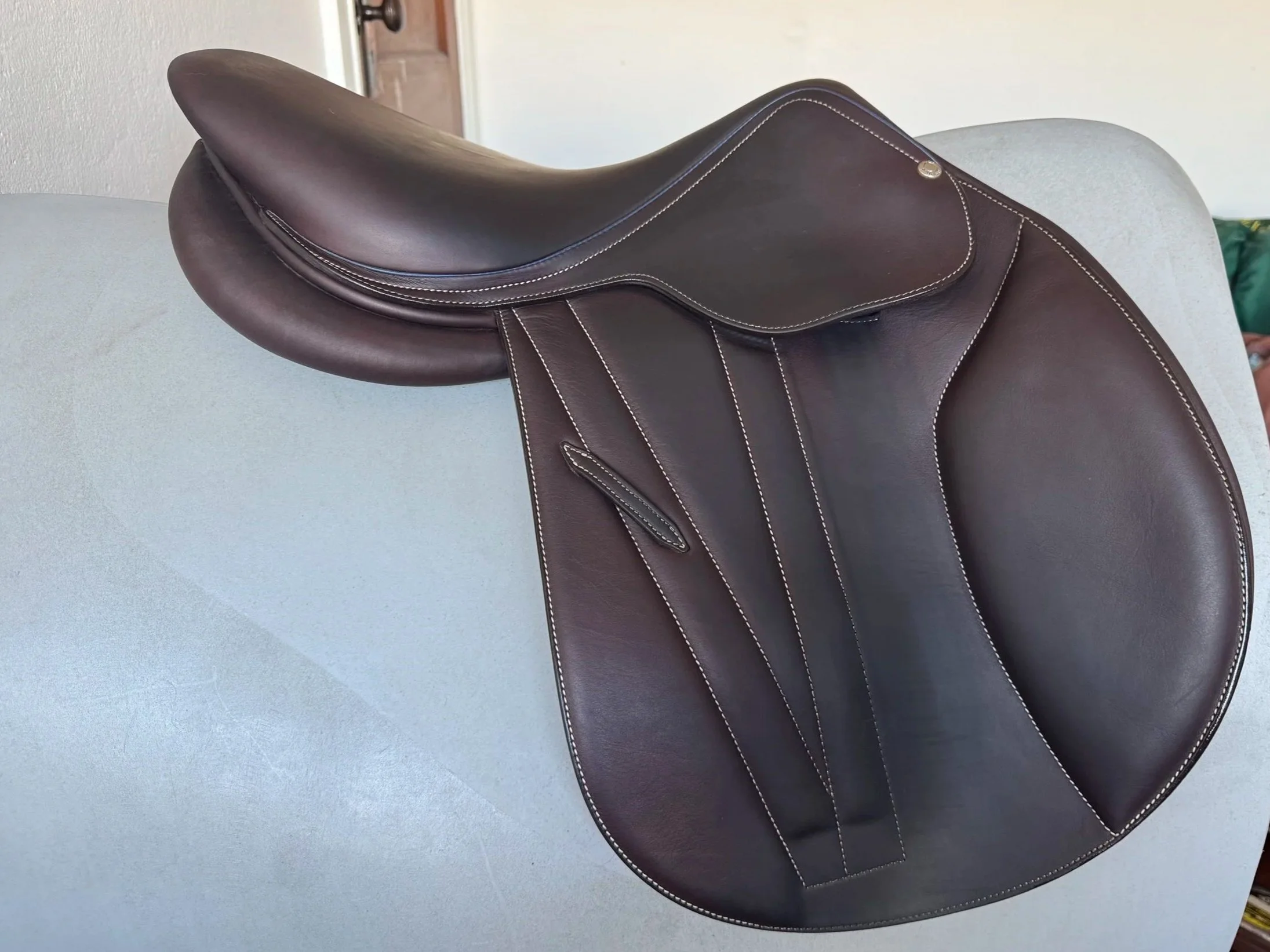 17.5" Butet Premium Saddle - 2022 - Cachou - Integrated Panels  - Right View 4