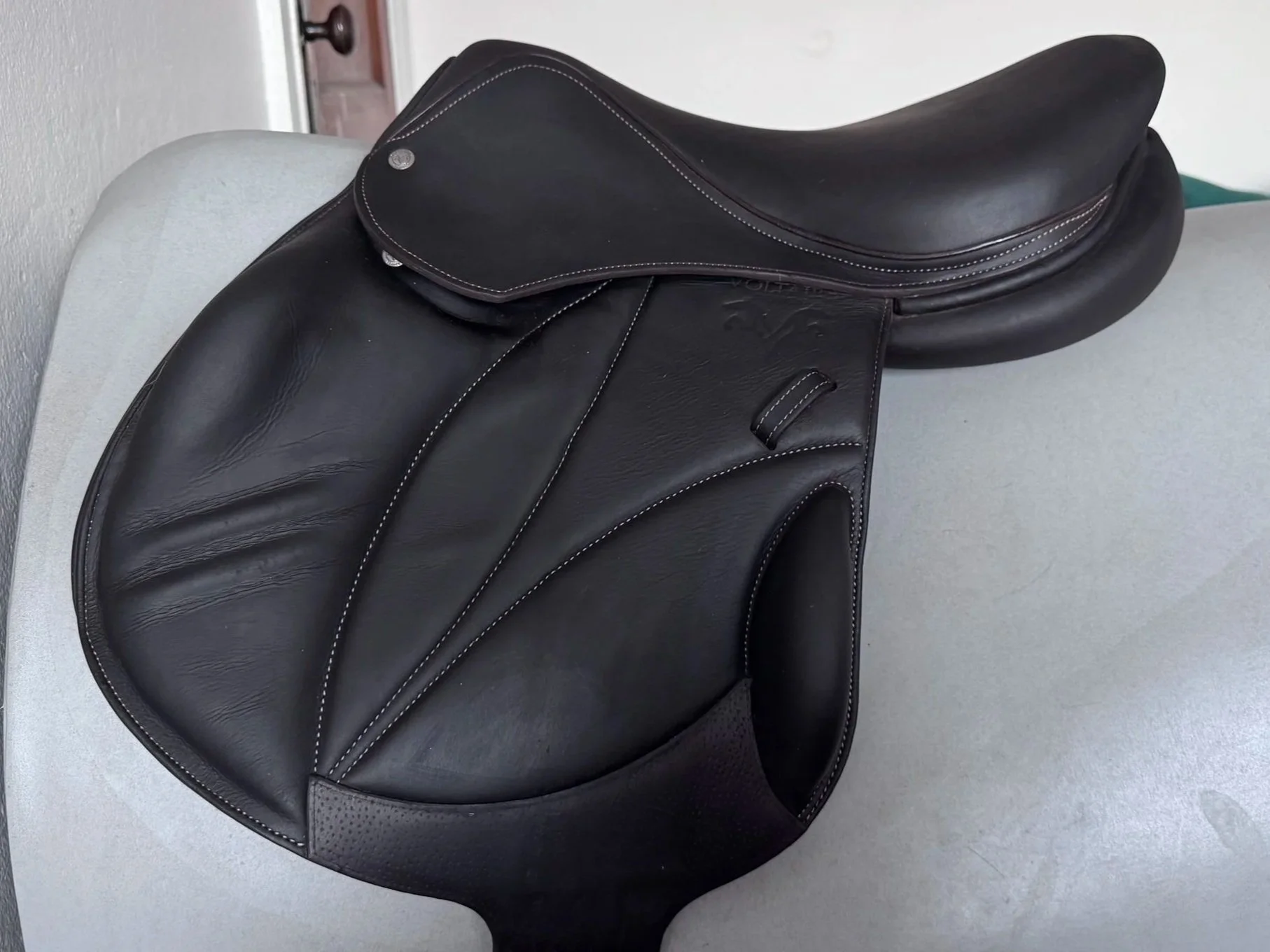 16.5" Voltaire Lexington PRO Monoflap Saddle - 2023 - 1A - Full Buffalo  - Left View 1