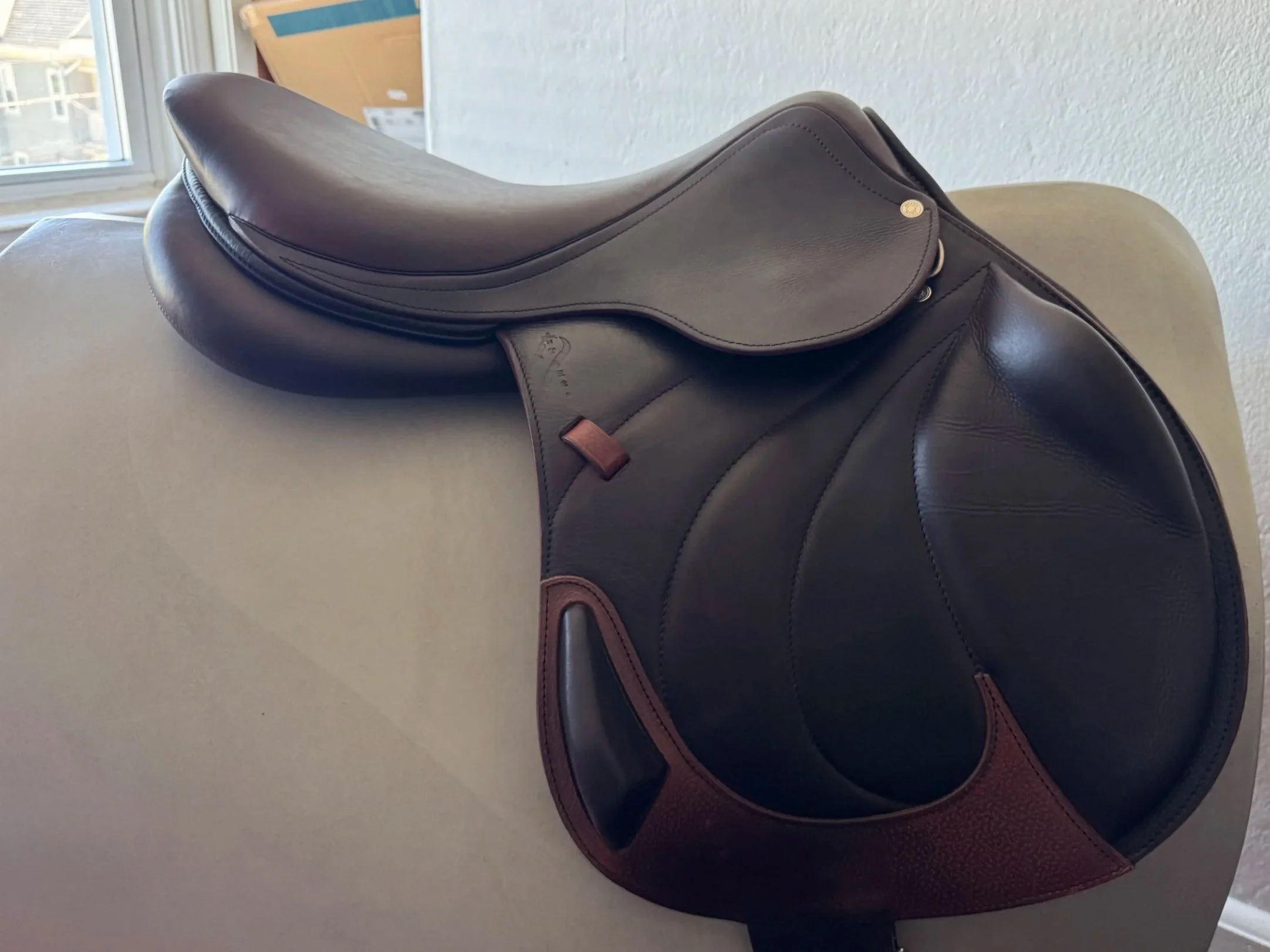 18" Antares Contact Monoflap Saddle - 2022 - 3AB - Full Buffalo - Right View 1