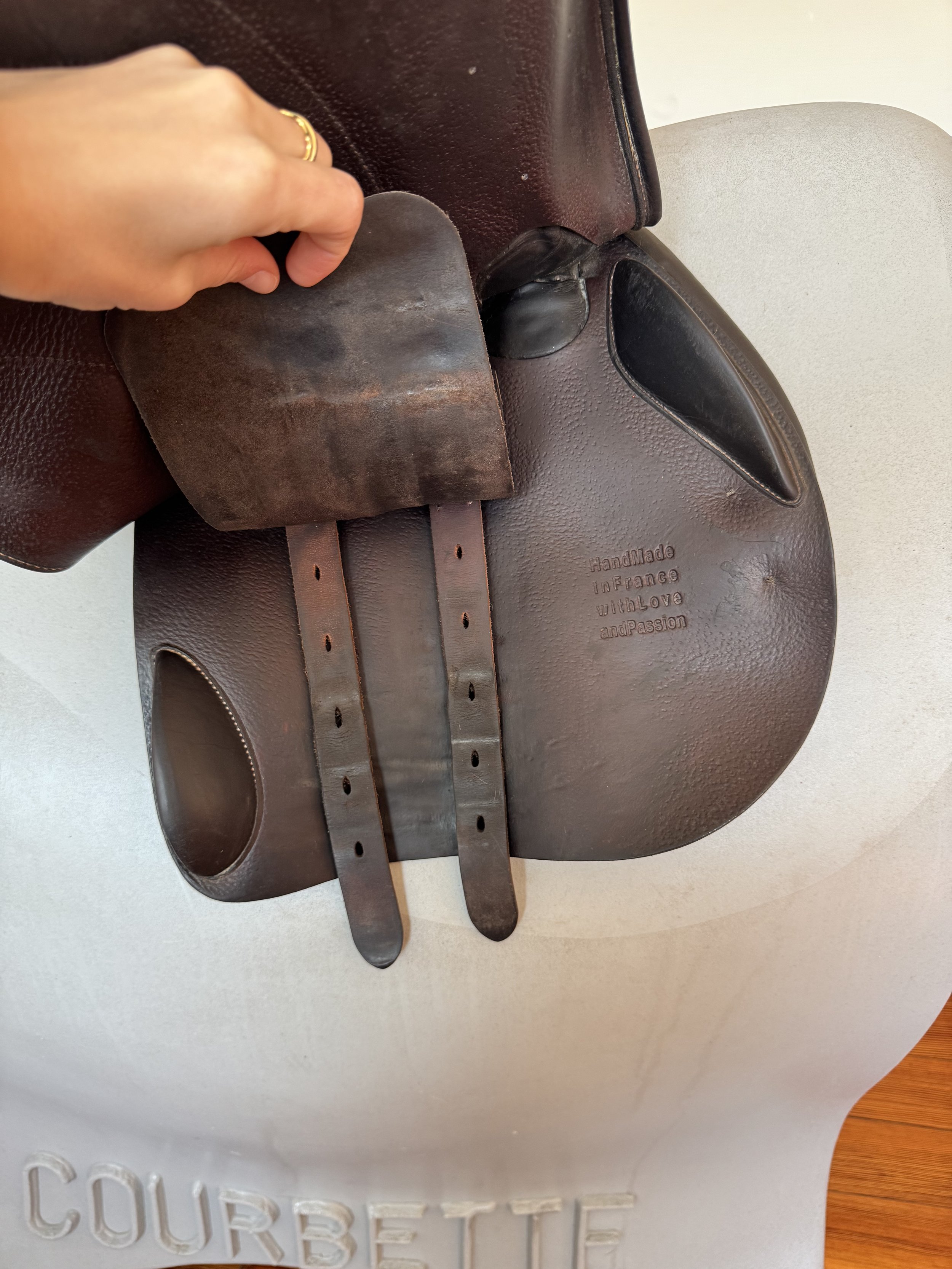 18" Voltaire Stuttgart PRO Saddle - 2018 - 3A - Full Buffalo - Right Billets