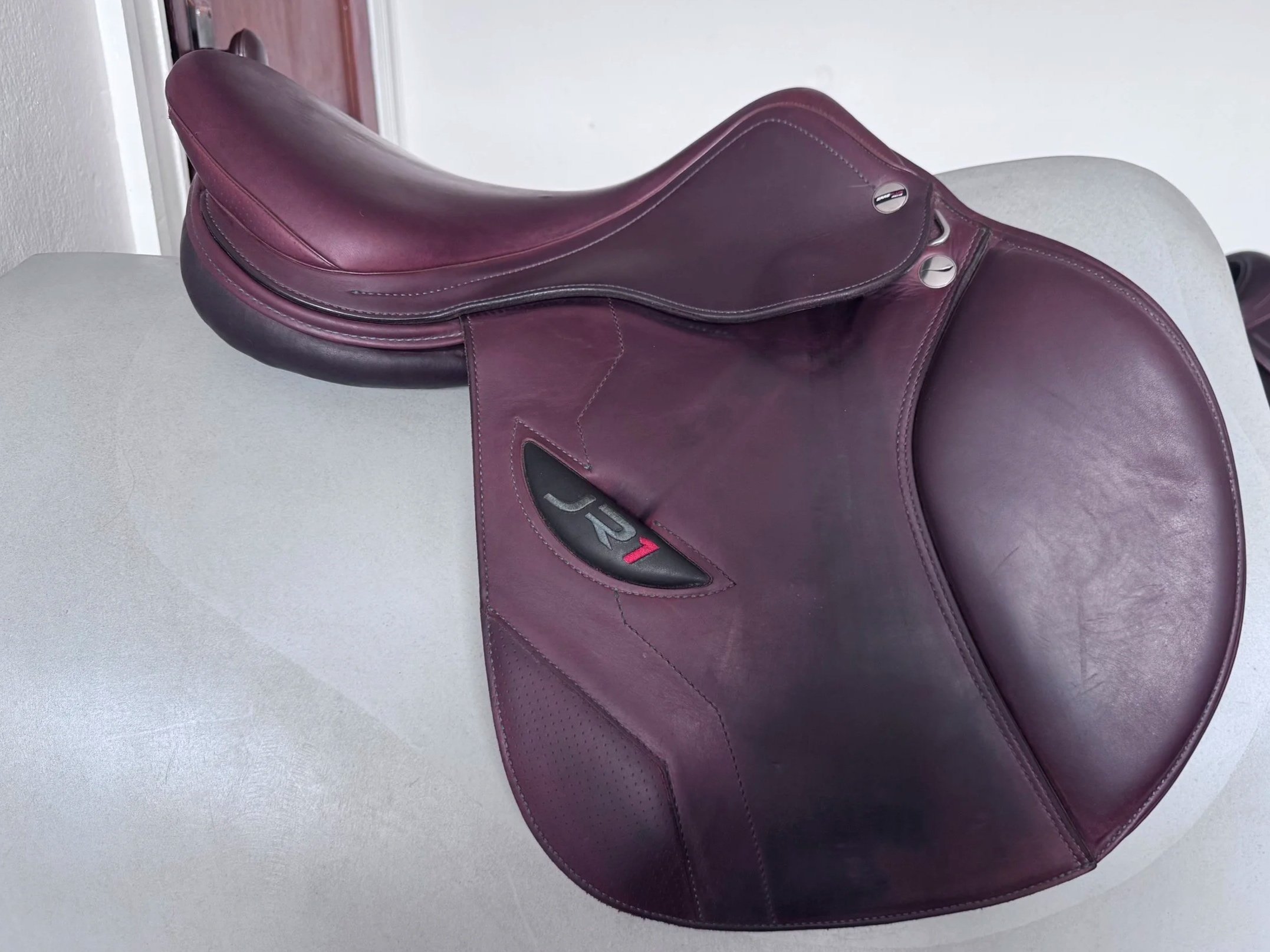 17.5" Erreplus JR1 Saddle - SL Panels - Full Bull - Wool Flocked & Fully Adjustable - Right View 3