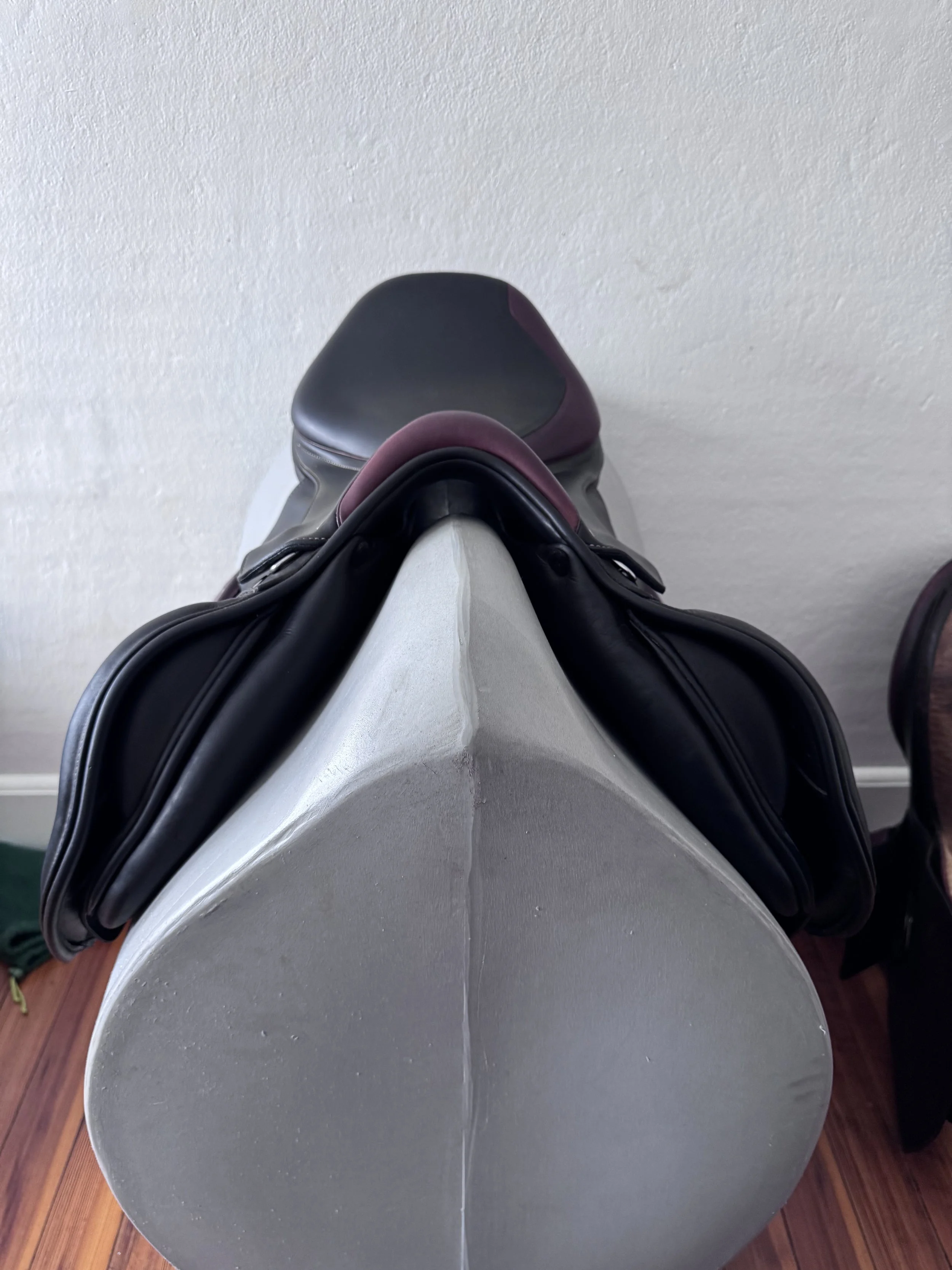 17.5" Erreplus CA Saddle - 2022 - Wool Flocked - Fully Adjustable - MINT! - Front Panels 3