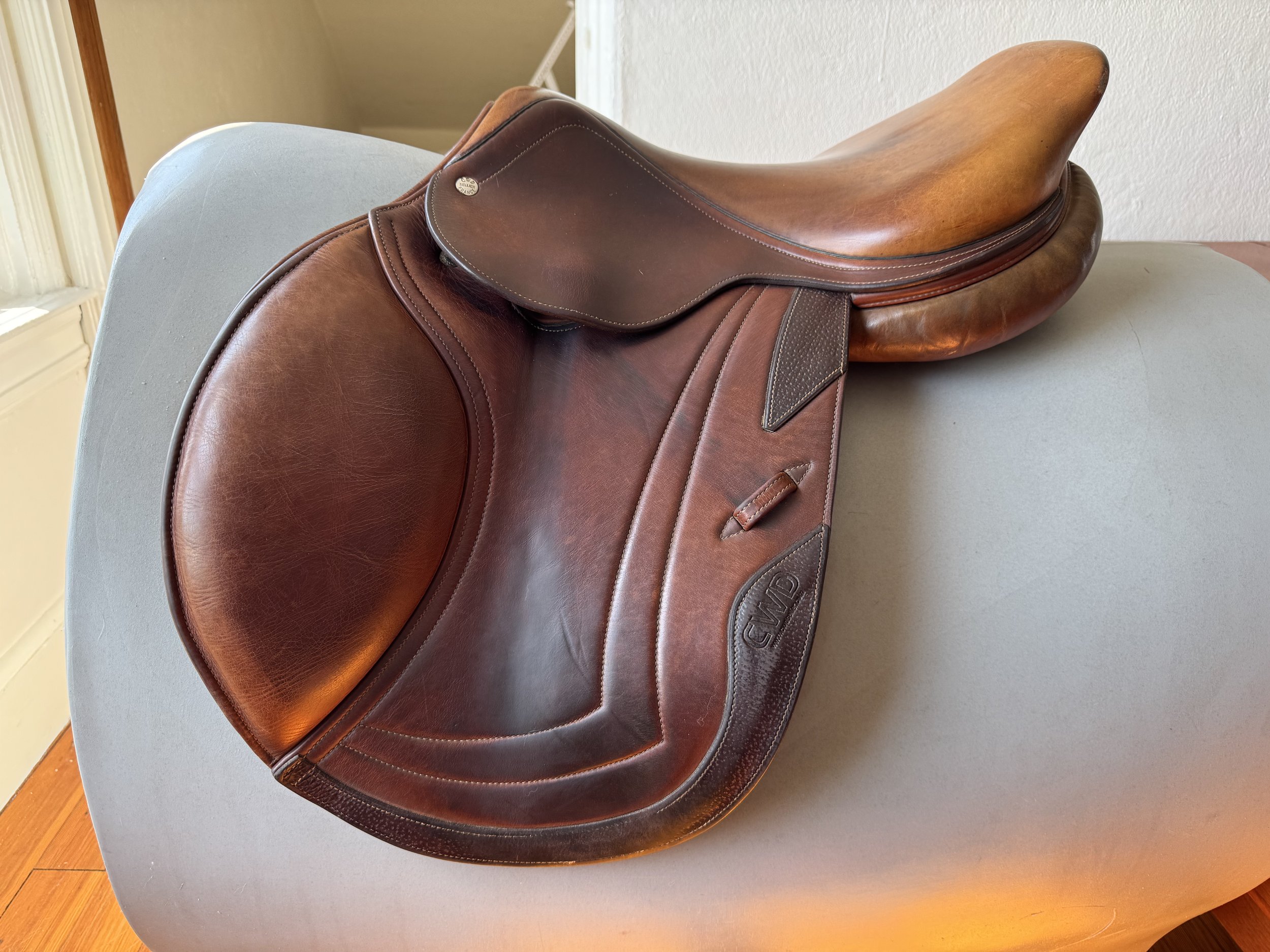 17" CWD SE02 Saddle - Wool Flocked