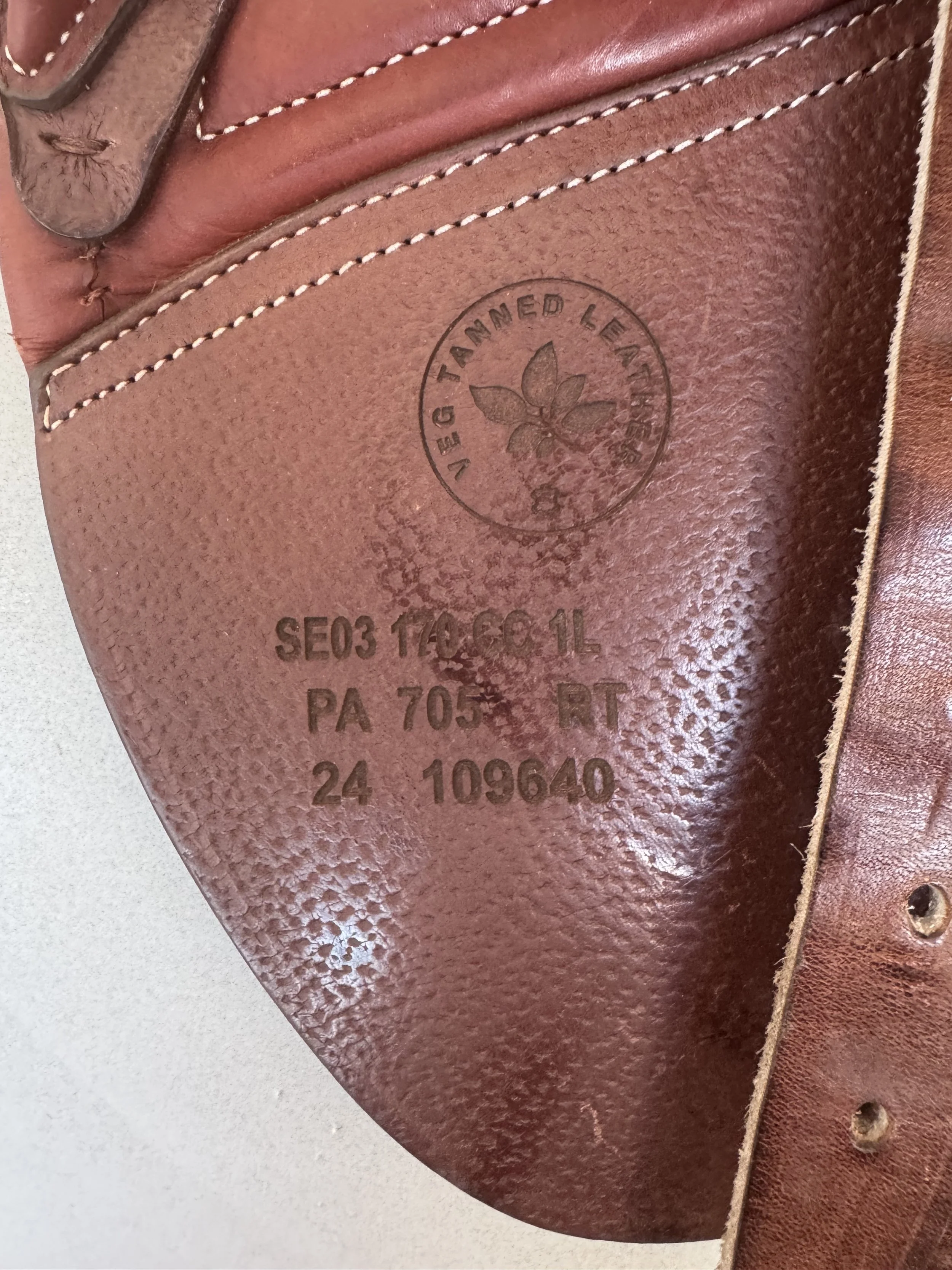 17" CWD SE03 PRO Saddle - 2024 - 1L - Grain / Buffalo - NEW - Serial Stamp